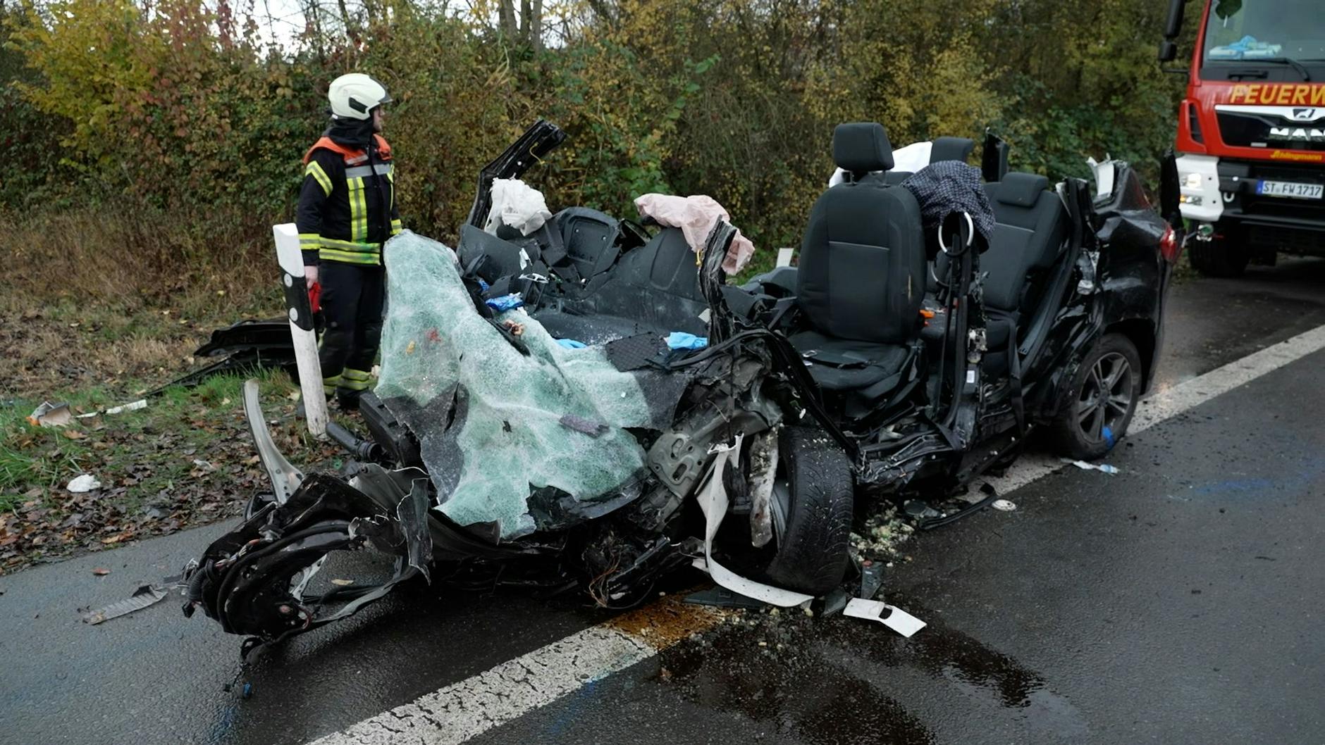 Das Auto hatte bei der Kollision Feuer gefangen. Der Fahrer wurde bei dem Aufprall aus dem Wagen geschleudert. Er und sein Beifahrer starben noch an der Unfallstelle.