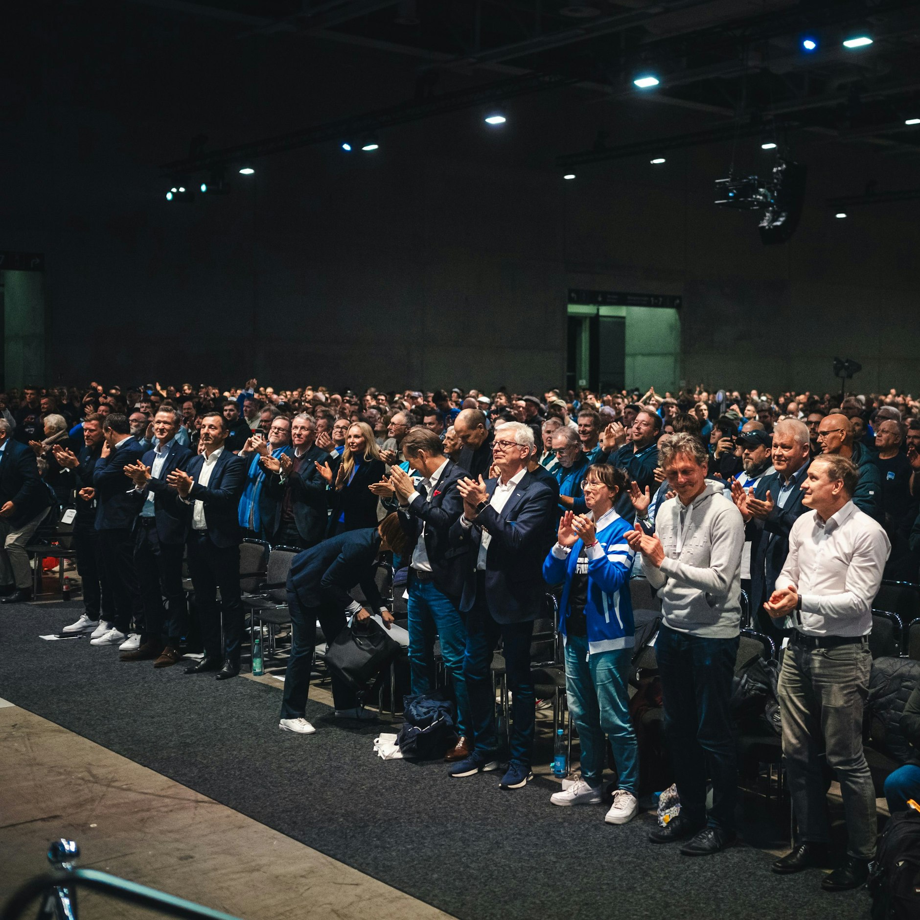Standing Ovations für Fabian Drescher nach seiner Wahl.