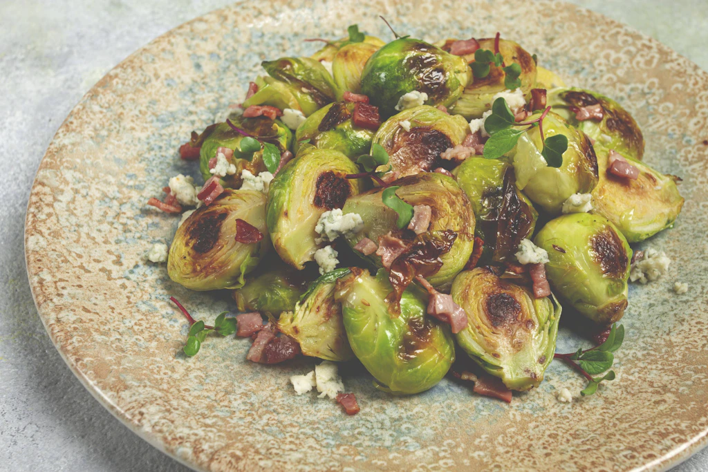 Gebackener Rosenkohl mit Speck und Senfsoße aus dem Ofen – das Rezept
