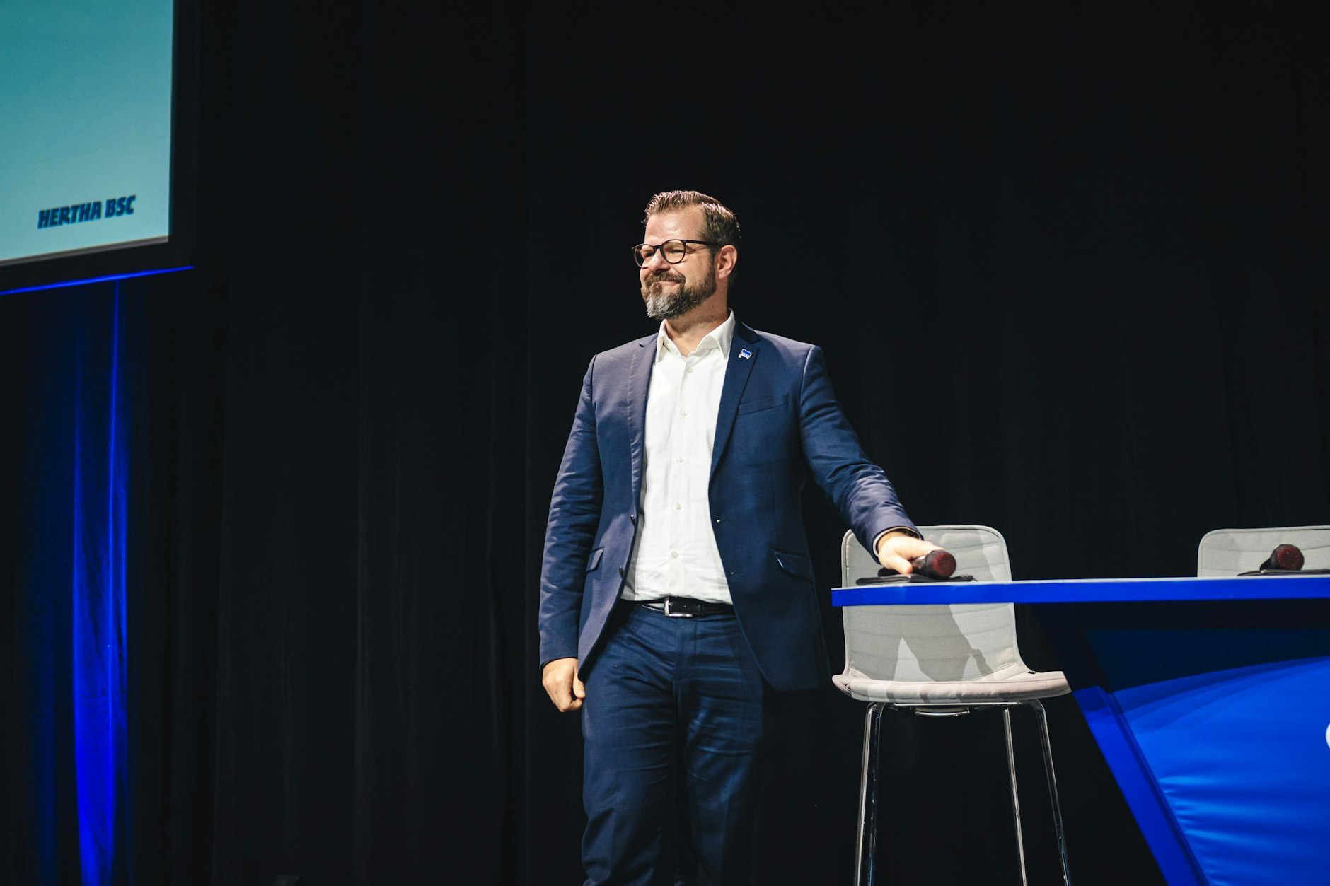 Fabian Drescher strahlt, mit so einem Wahlergebnis hat der neue Präsident selbst nicht gerechnet. 81,7 Prozent der Herthaner wählten ihn.