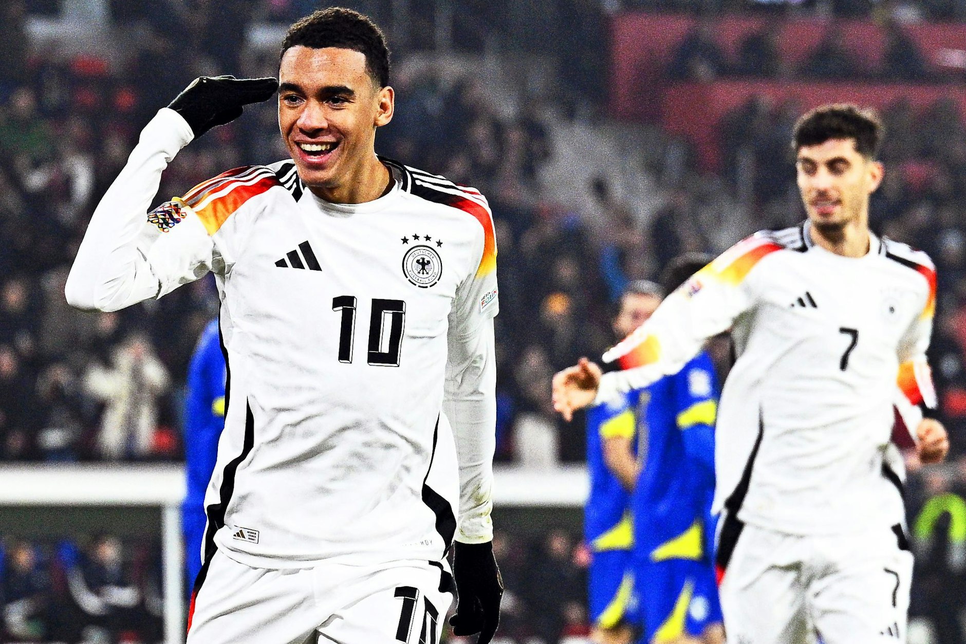 Das war nur sein erster Streich: Nationalspieler Jamal Musiala (l.) jubelt über seinen Treffer zum 1:0 für das DFB-Team gegen Bosnien-Herzegowina in der Nations League.