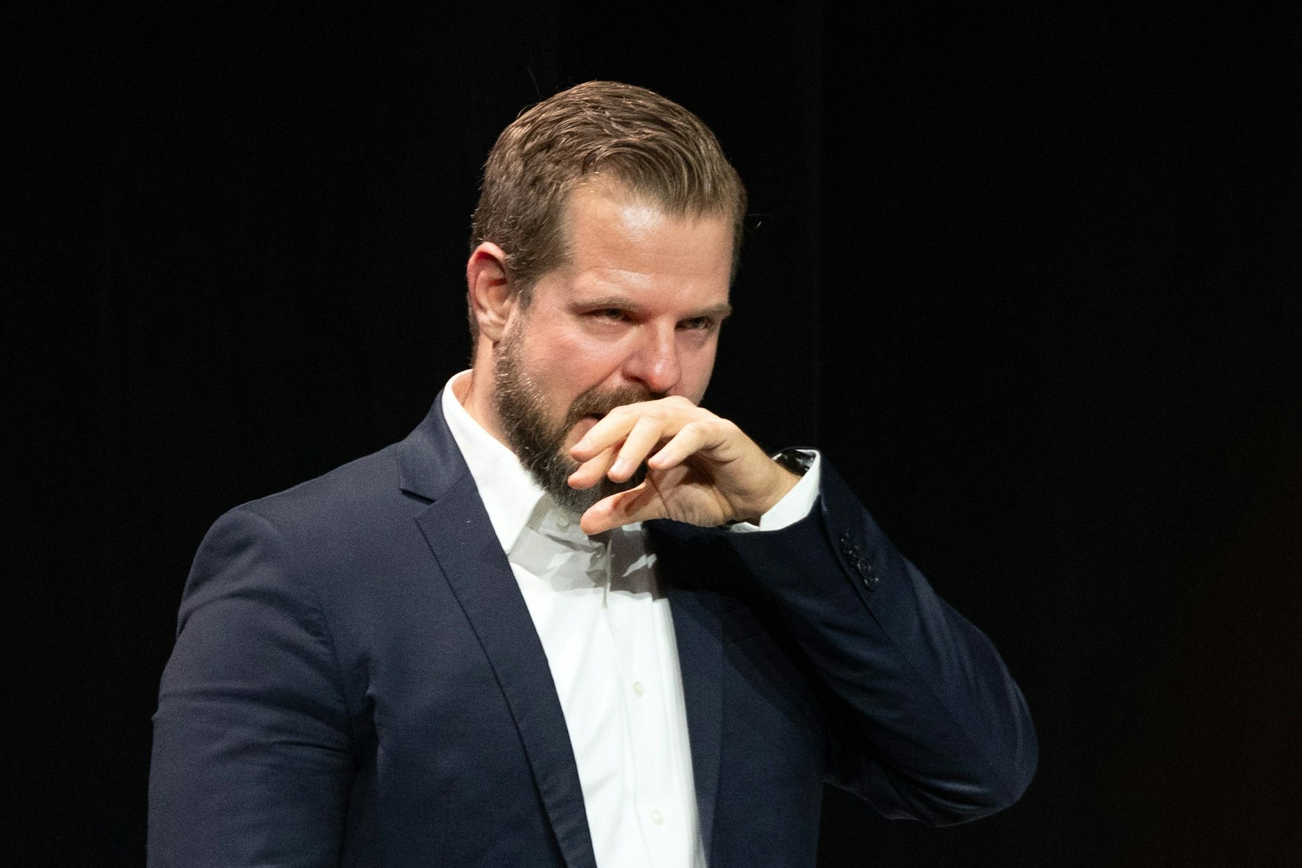 Emotional: Fabian Drescher hat nach Bekanntgabe seiner Wahl als neuer Präsident von Hertha BSC Tränen in den Augen.