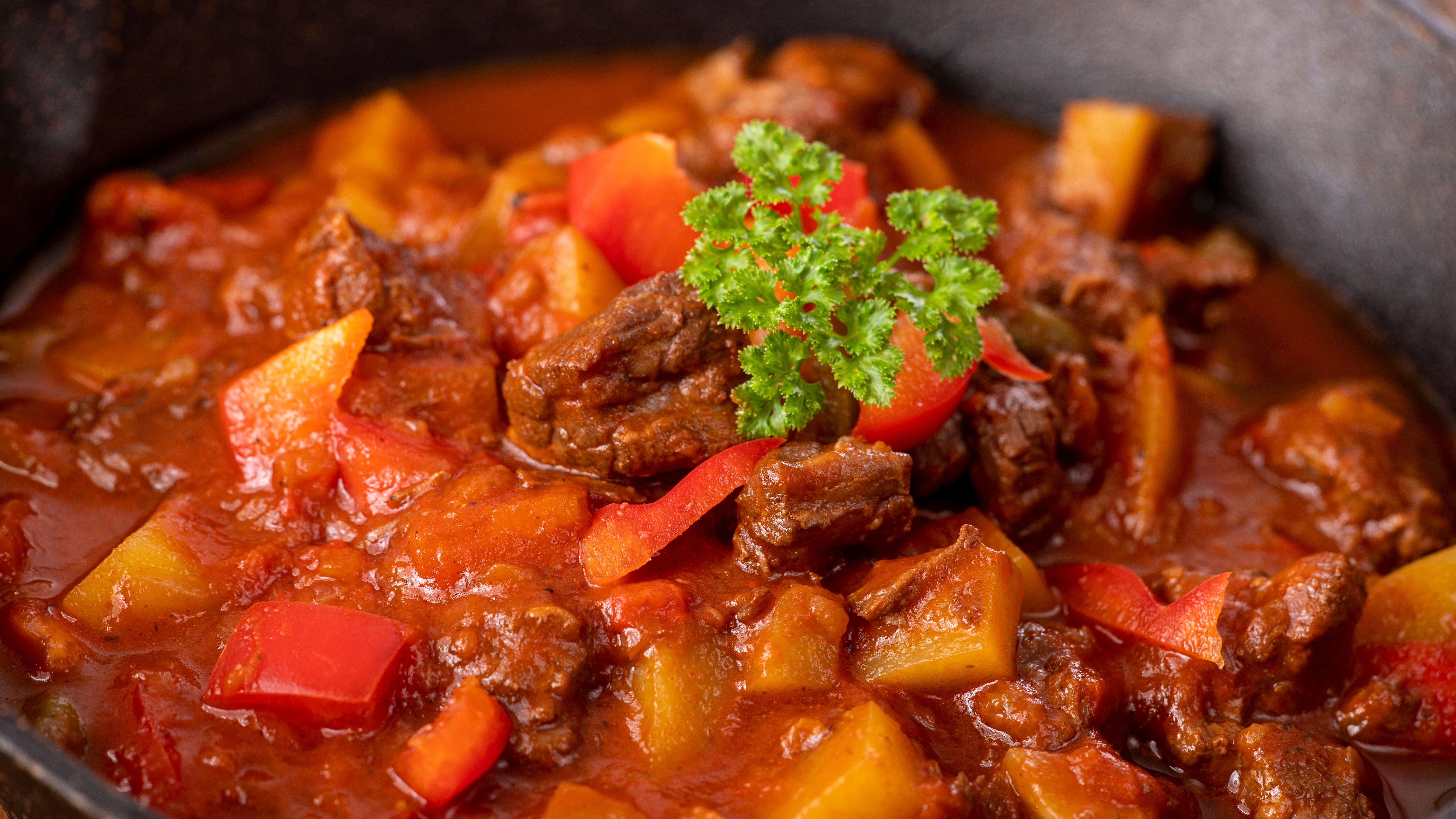 Leckere Gulaschsuppe wie aus Omas Küche: Mit diesem Rezept für Kesselgulasch zaubern Sie den herrlichen Eintopf.