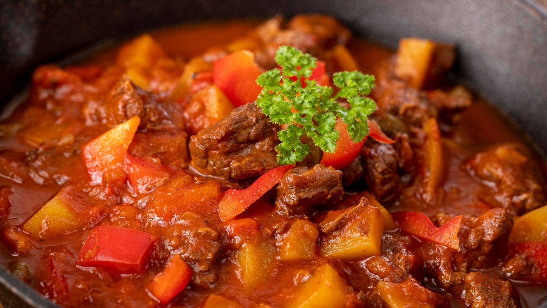Leckere Gulaschsuppe wie aus Omas Küche: Mit diesem Rezept für Kesselgulasch zaubern Sie den herrlichen Eintopf.