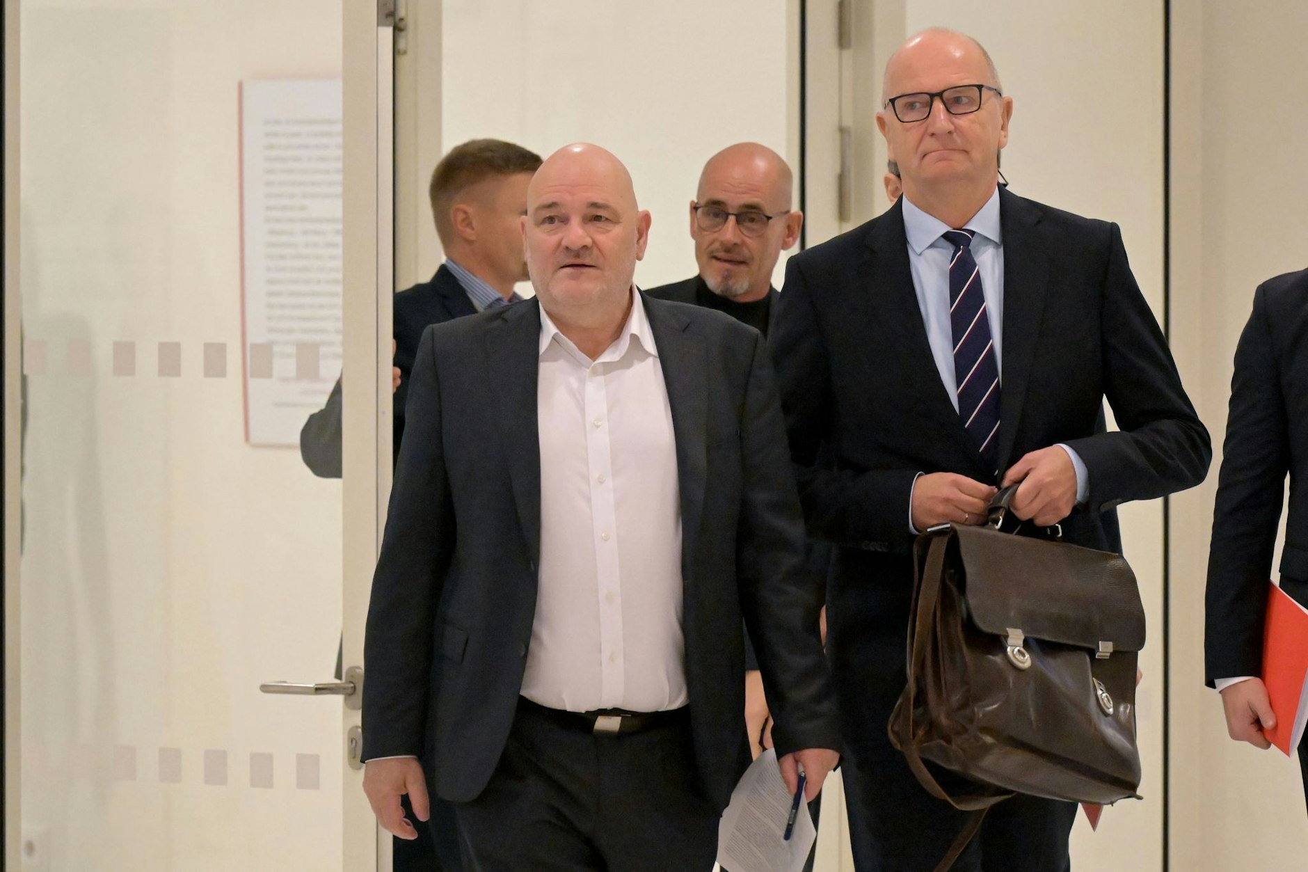 Robert Crumbach (l), BSW-Vorsitzender in Brandenburg, und Dietmar Woidke (SPD), Ministerpräsident von Brandenburg, sind einen wichtigen Schritt vorangekommen.