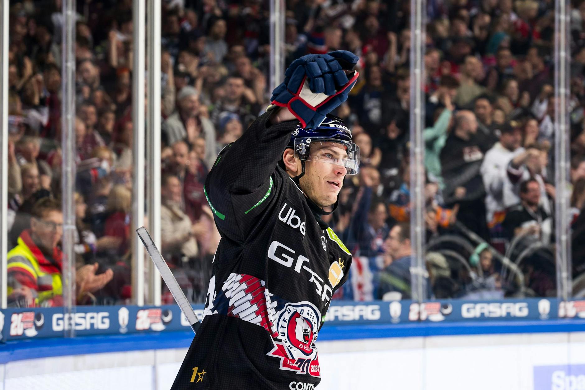 Nach dem Sieg am Sonntag gegen Frankfurt wollen die Eisbären um Leo Pföderl auch am Dienstag gegen Sheffield jubeln.