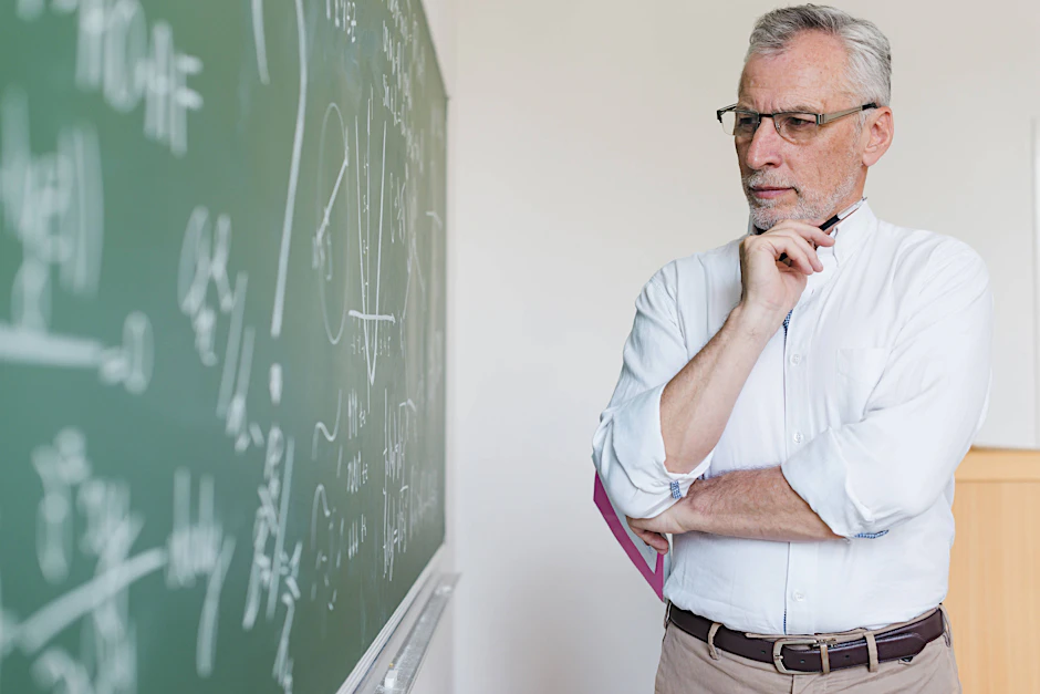 Wann kommt das Smartboard? Mathelehrer an der Tafel.