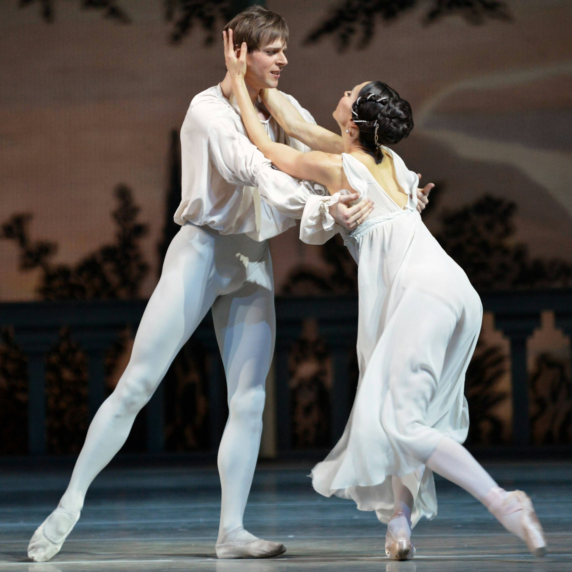 Vladimir Shklyarov als Romeo mit Diana Vishneva als Julia in Sankt Petersburg auf der Bühne. 