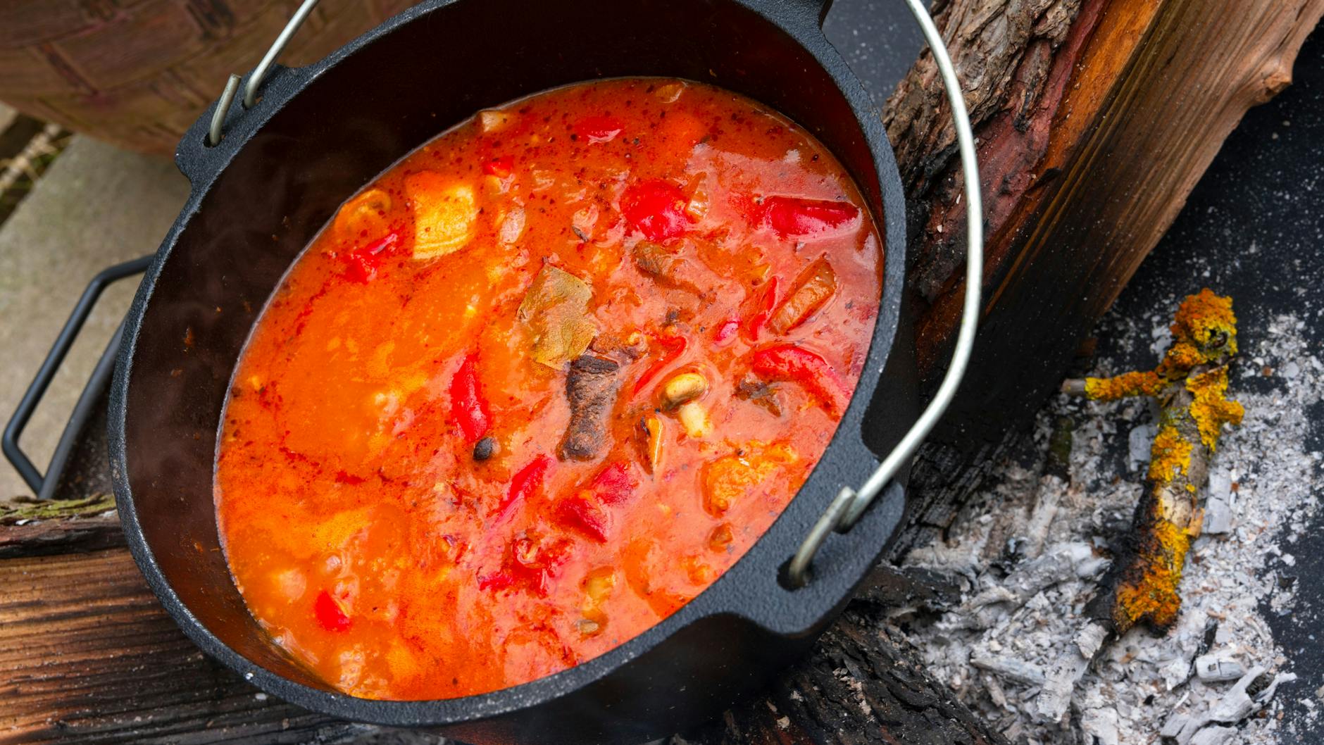 Wie kocht man eine richtig leckere Gulaschsuppe? Das ist gar nicht schwer - dank Omas Rezept für Kesselgulasch!