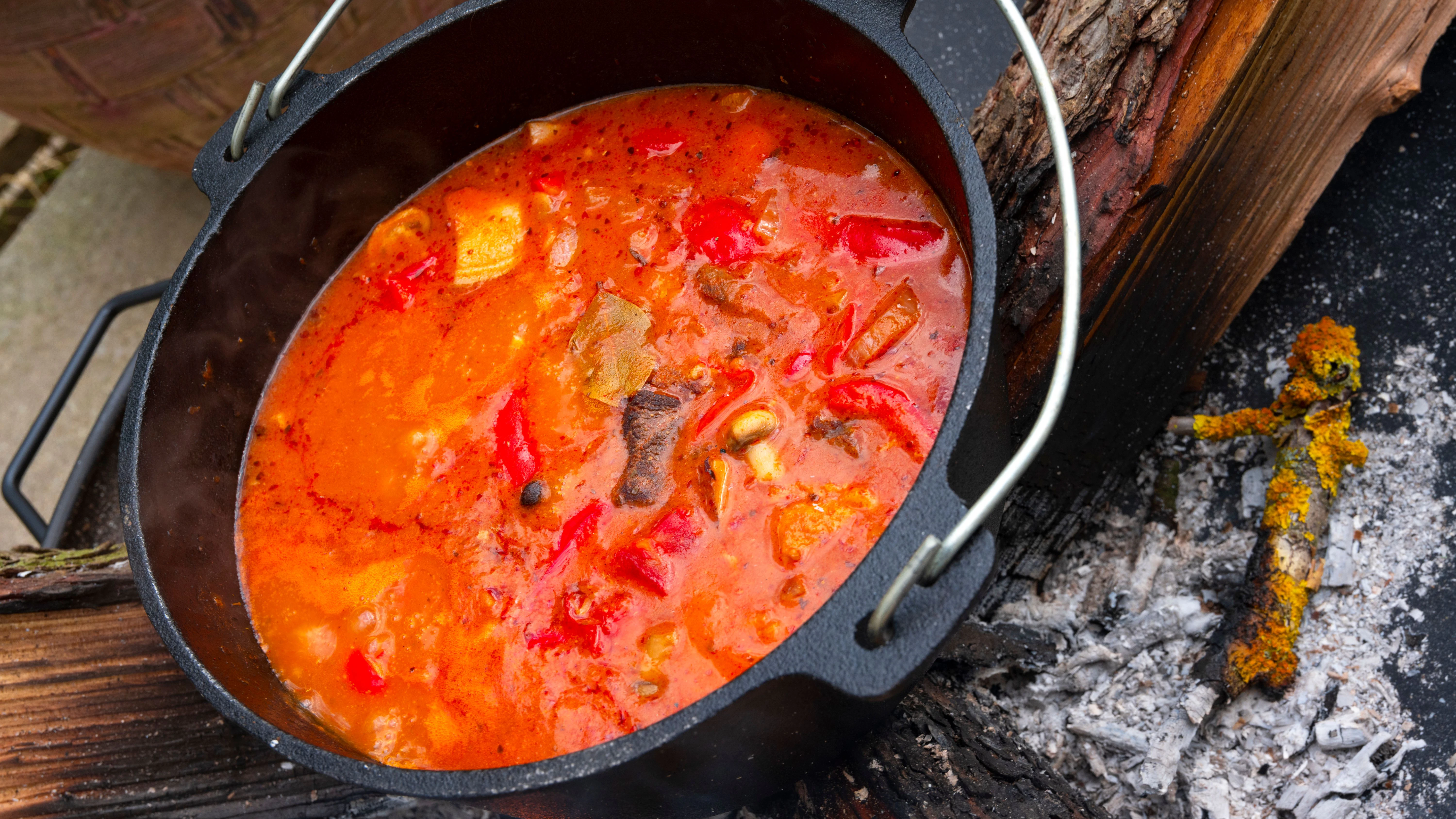 Wie kocht man eine richtig leckere Gulaschsuppe? Das ist gar nicht schwer - dank Omas Rezept für Kesselgulasch!