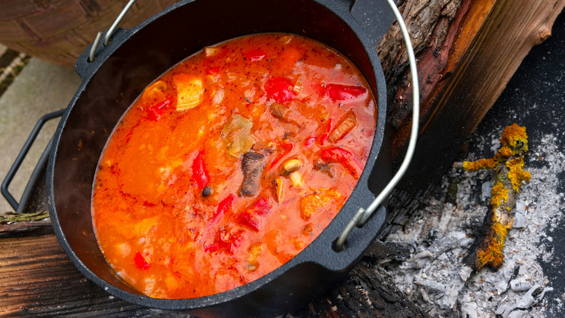 Wie kocht man eine richtig leckere Gulaschsuppe? Das ist gar nicht schwer - dank Omas Rezept für Kesselgulasch!