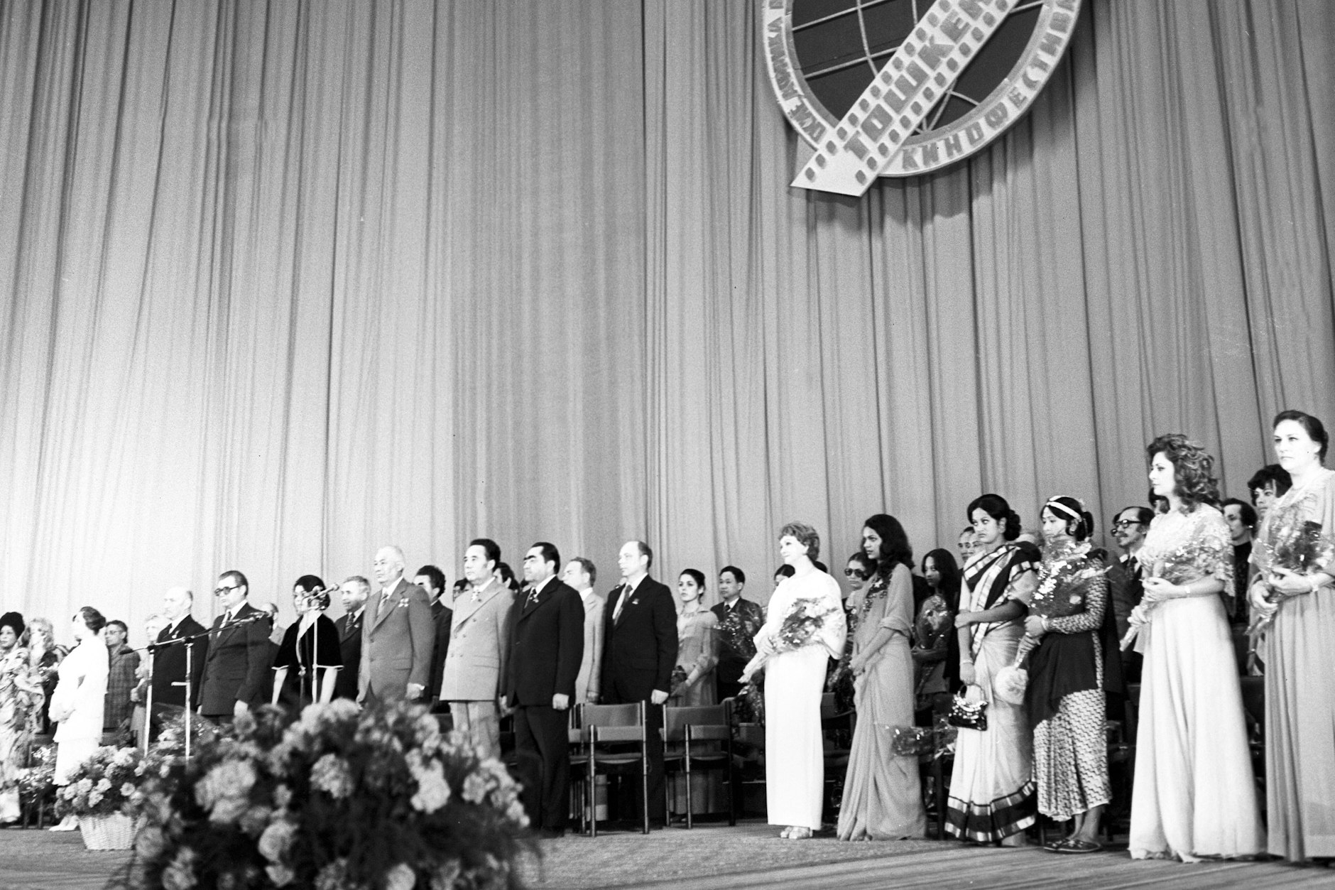 Die Prämierten versammeln sich bei der Abschlussveranstaltung des Filmfestivals Taschkent im Jahr 1980 noch einmal auf der Bühne.