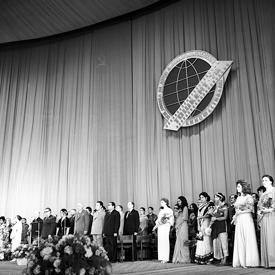 Die Prämierten versammeln sich bei der Abschlussveranstaltung des Filmfestivals Taschkent im Jahr 1980 noch einmal auf der Bühne.