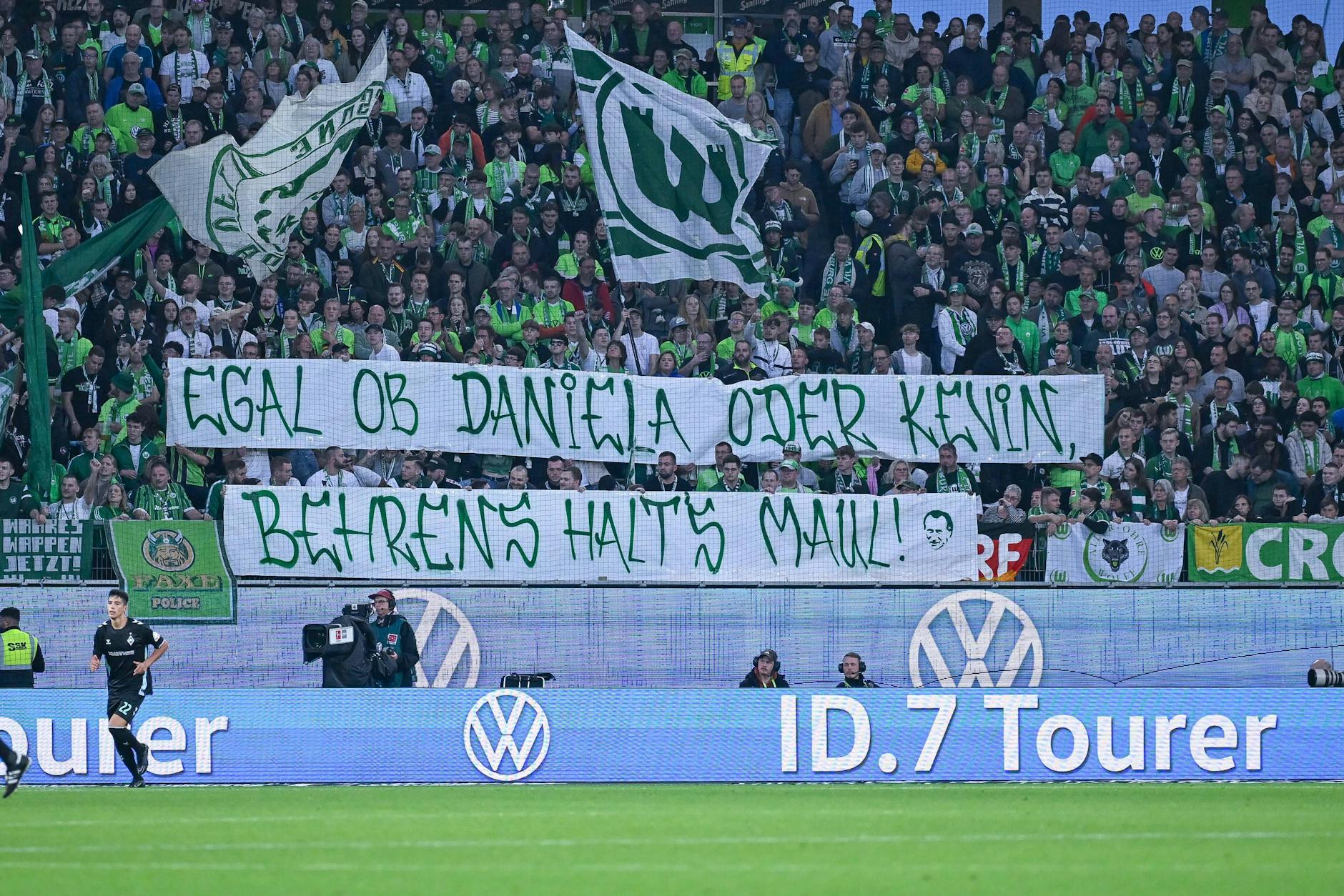 Die Fans des VfL Wolfsburg zeigen Kevin Behrens seit seinem homophoben Spruch bei jedem Heimspiel, was sie von ihm halten.