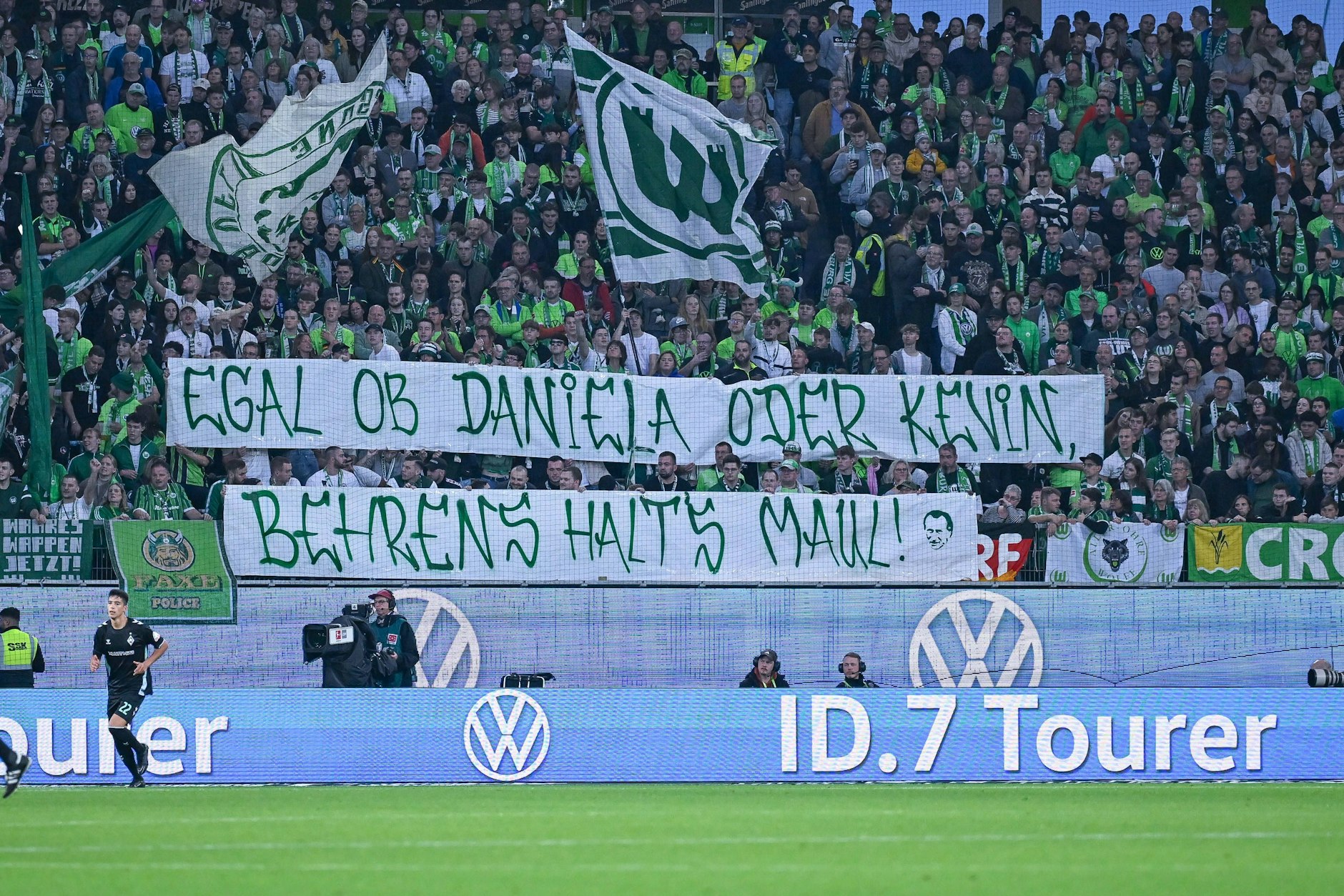 Die Fans des VfL Wolfsburg zeigen Kevin Behrens seit seinem homophoben Spruch bei jedem Heimspiel, was sie von ihm halten.