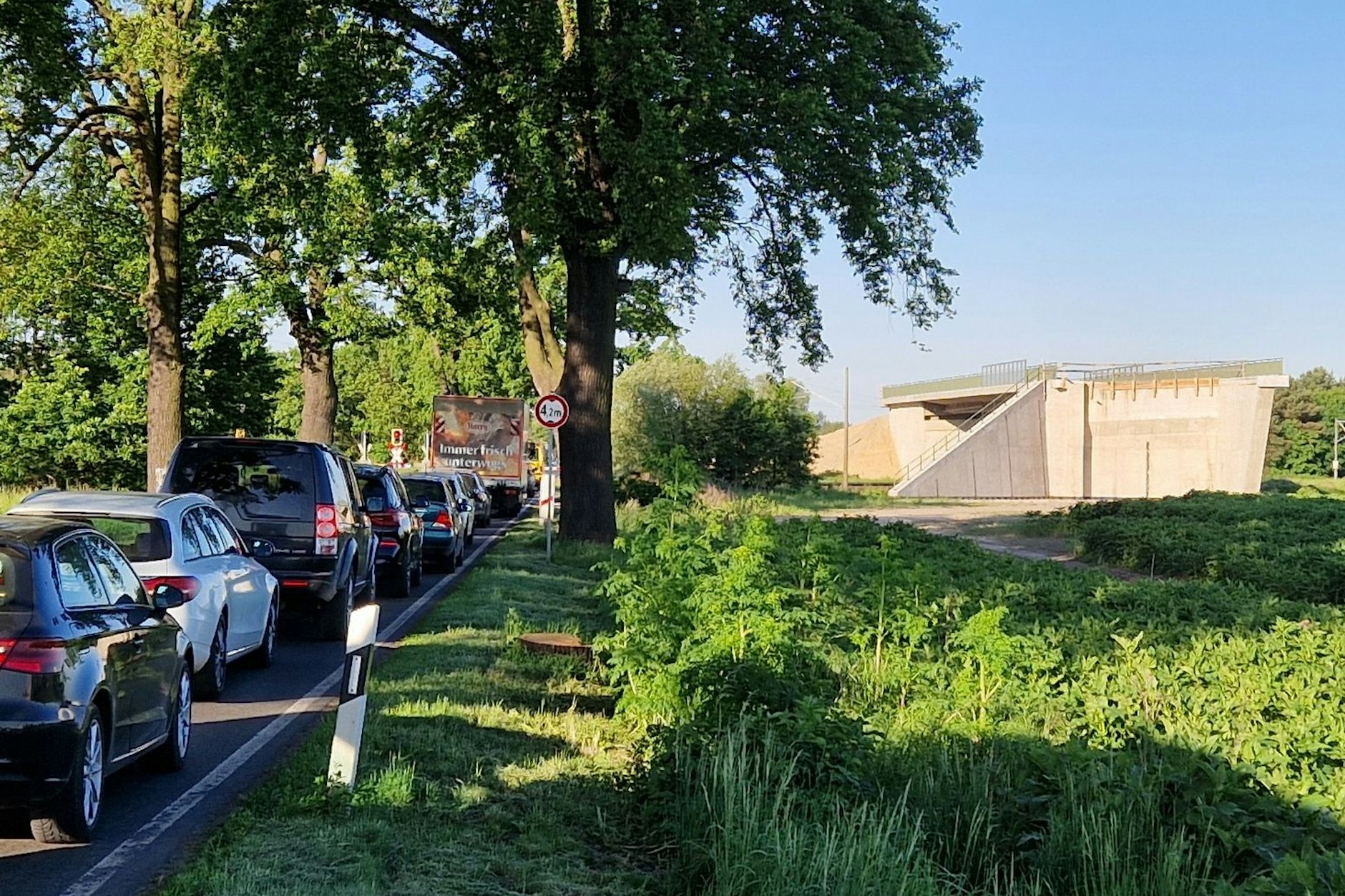 Die Brücke ohne Zufahrten: Nebenan stehen Autofahrer täglich vor der Schranke im Stau.