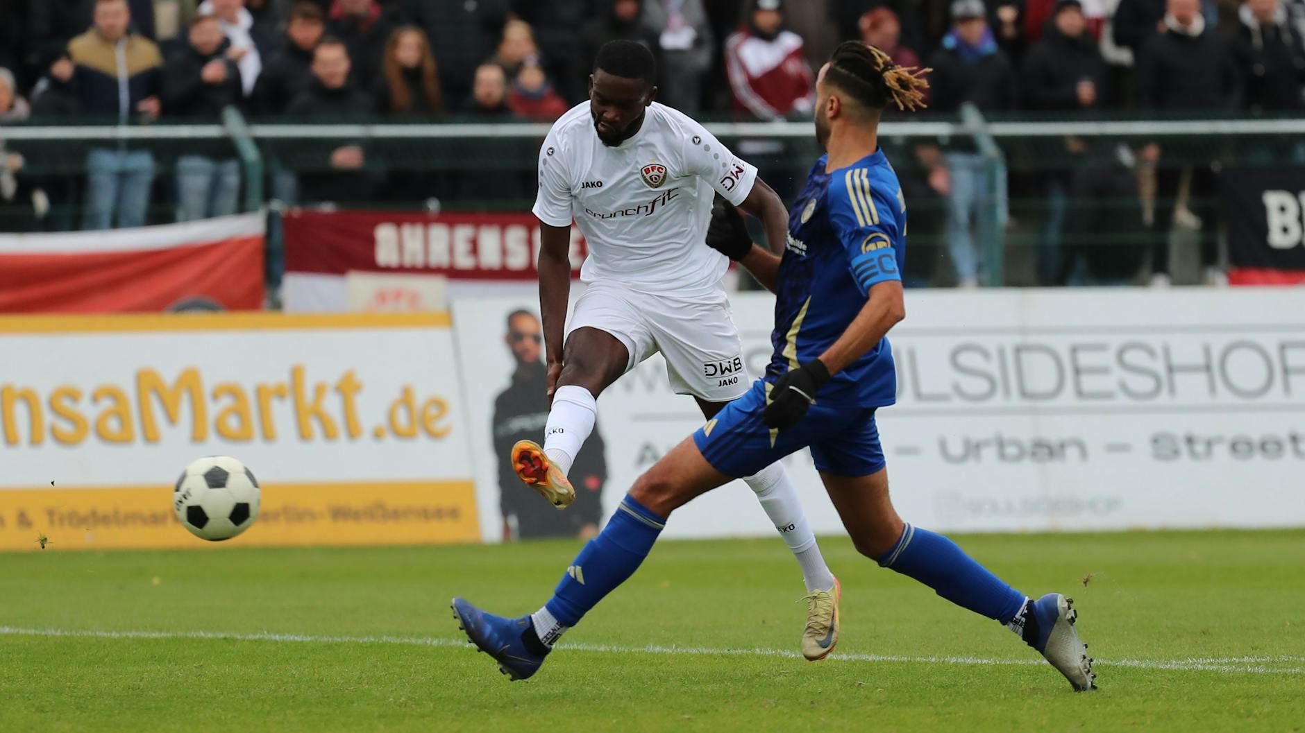 Dabei brechen sich viele andere den Fuß: Mcmoordy Hüther (l.) trifft mit dem rechten Außenrist zum 3:0 gegen Delay Sports.