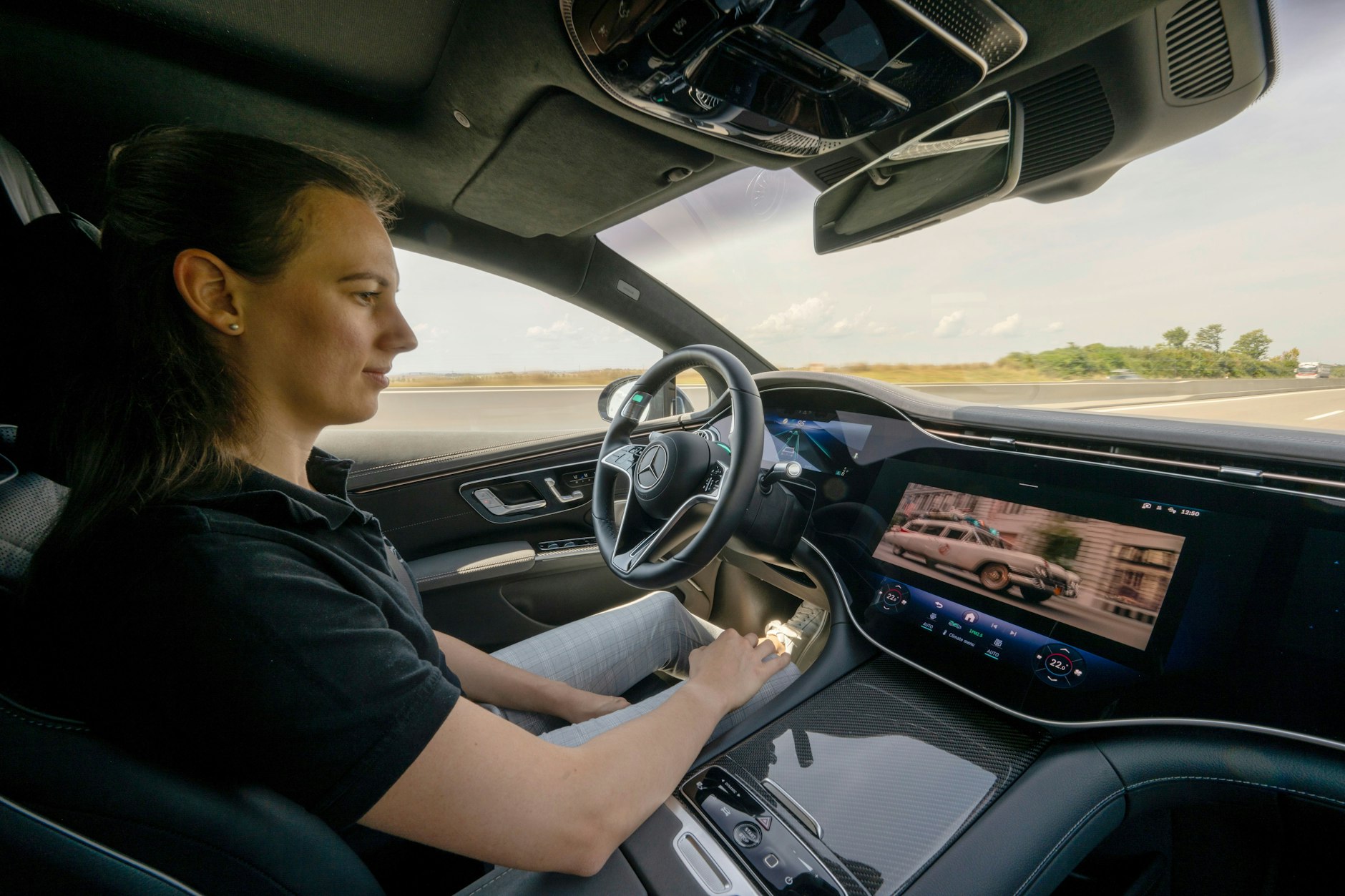 Virtueller Chauffeur: Bestimmte Nebentätigkeiten darf man am Steuer bei eingeschaltetem Drive Pilot machen. 