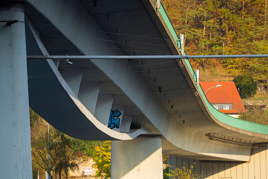 Risse in der Unterkonstruktion: Die Elbbrücke in Bad Schandau ist erst mal gesperrt.