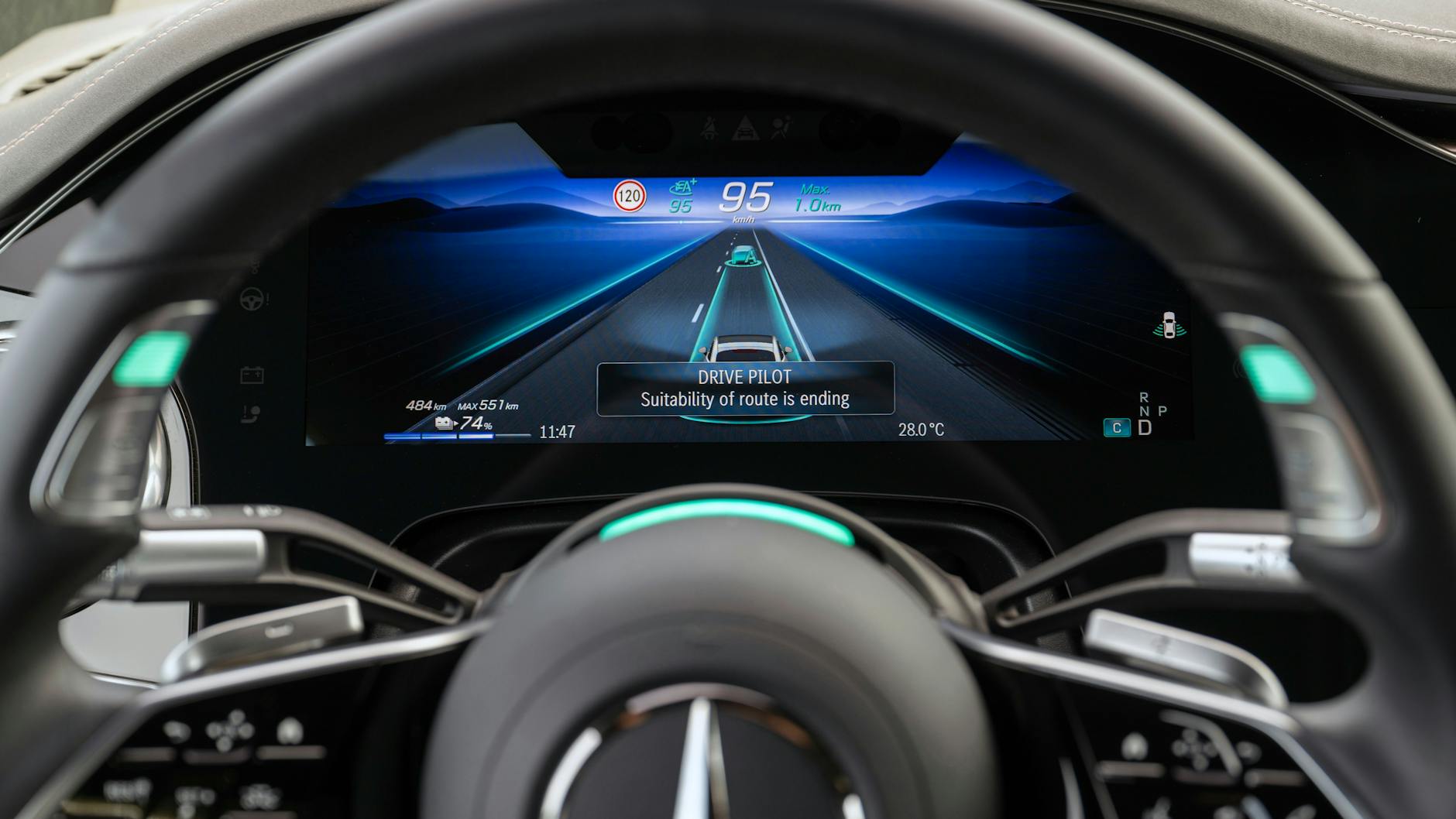 Bereit sein: Hier zeigt das Display an, dass der Fahrer das Steuer bald wieder selbst übernehmen muss.