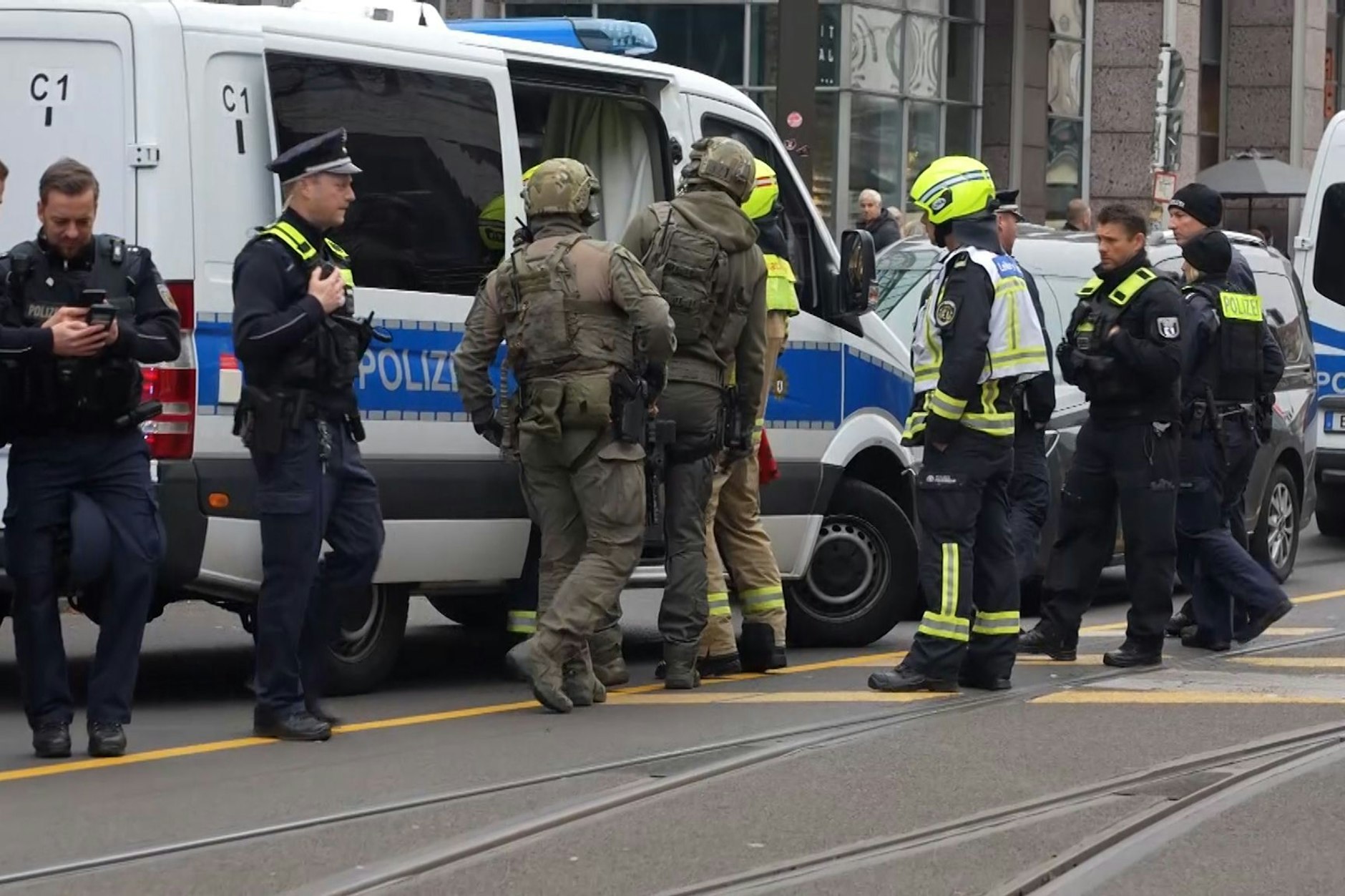 Vor wenigen Tagen in Berlin-Köpenick: Polizei und SEK sind in der Bahnhofsstraße im Einsatz, als ein Mann durch Schüsse schwer verletzt wird. 
