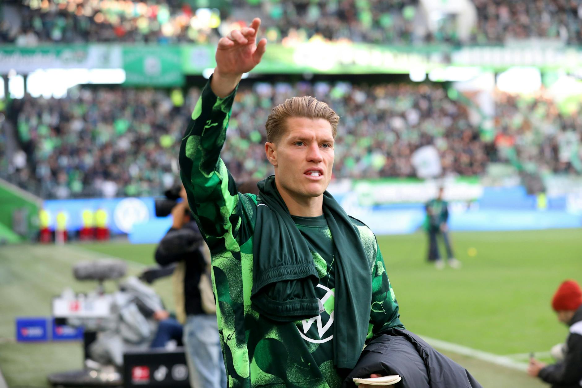 Winkt noch, obwohl er seit Wochen selbst in Wolfsburg ausgepfiffen wird: Kevin Behrens (33), Ex-Stürmer des 1. FC Union.