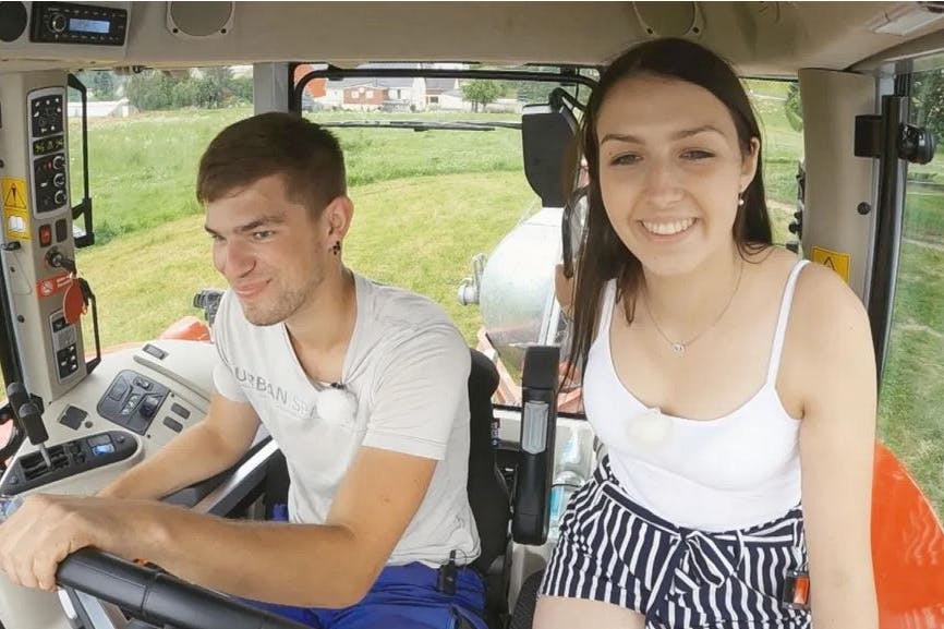 Hitzige Debatte: Sarah (20) und Jungbauer Paul (22)