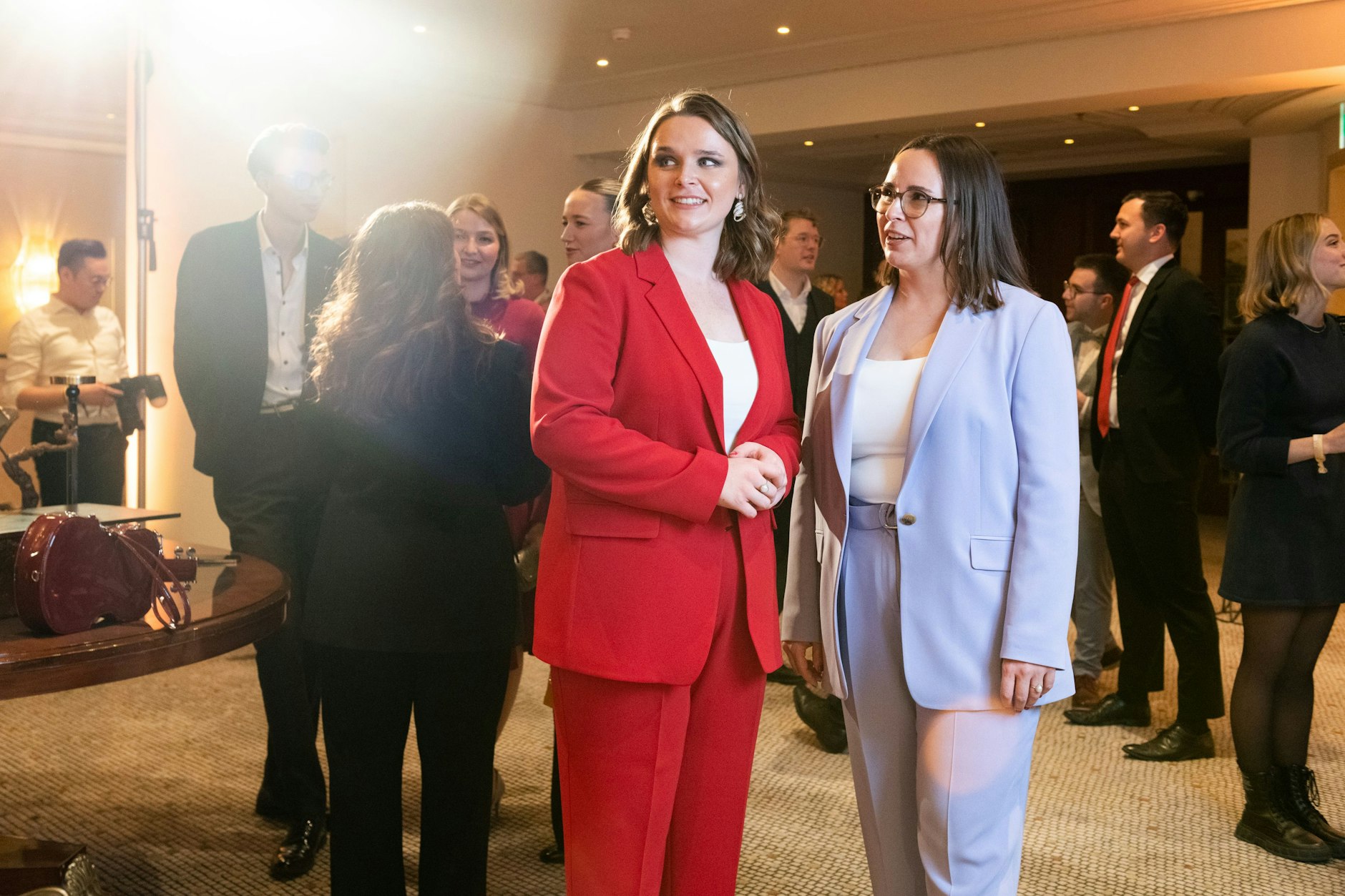 Berlin: Ann-Christin und Anna-Lea Rinker vor dem Kleinen Wintergarten
