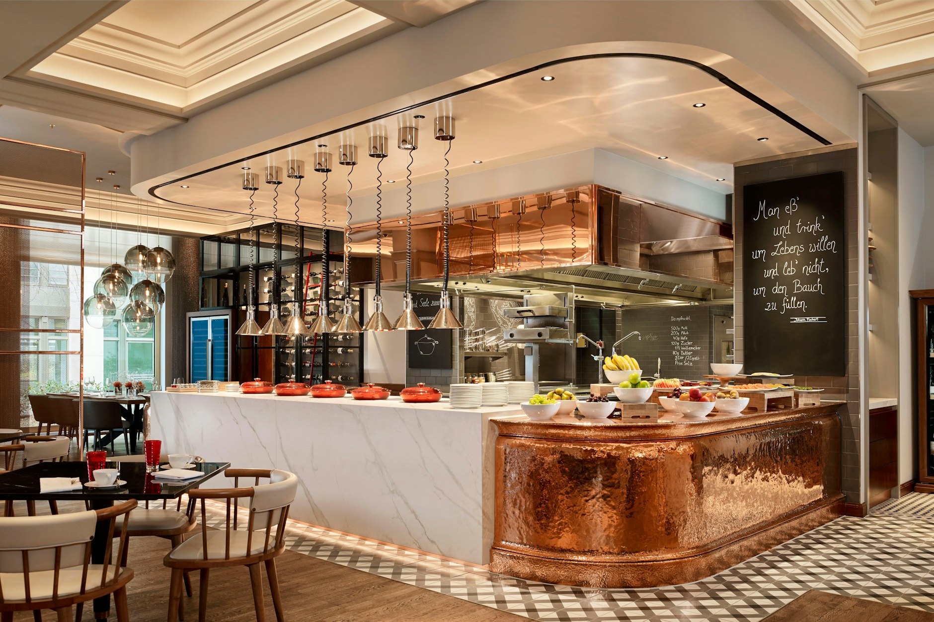 Guck mal, wer da kocht: Im hoteleigenen Restaurant Pots ankert mittig eine offene Küche den Gastraum.