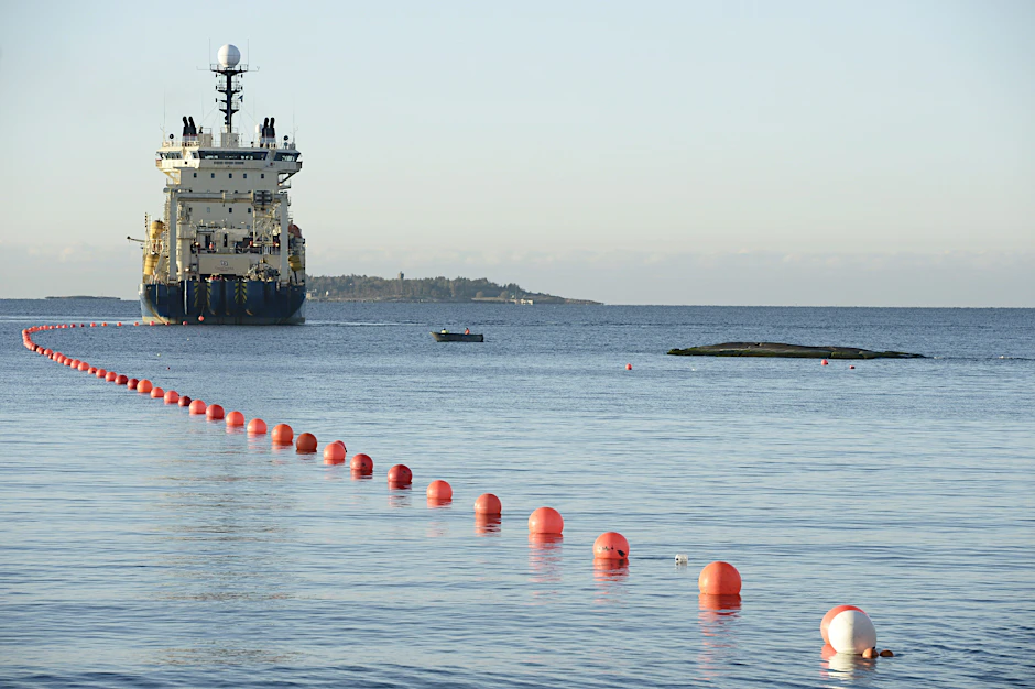 Helsinki: Das Installationsschiff „Ile de Brehat“&nbsp;verlegt das Sea-Lion-Unterseekabel (C-Lion) im Garnisonsgebiet Santahamina.