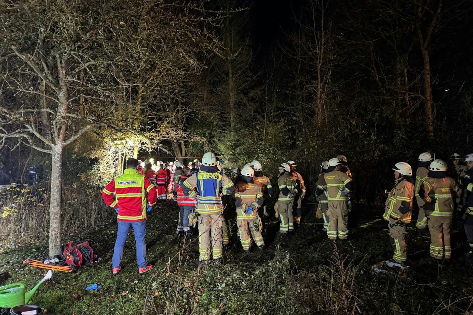Einsatzkräfte im Wald bei Mendig in Rheinland-Pfalz bei der Bergung der Jugendlichen. Die drei Teenager waren in einen Schacht gestürzt.