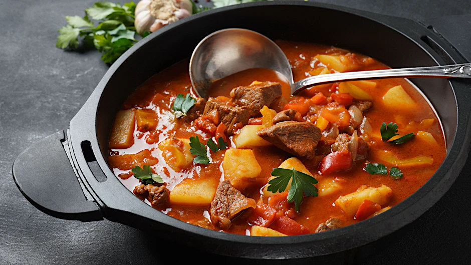 Omas leckere Gulaschsuppe ist der perfekte Seelen- und Bauchwärmer im Herbst. Mit unserem Rezept bereiten Sie Kesselgulasch ganz einfach zu.