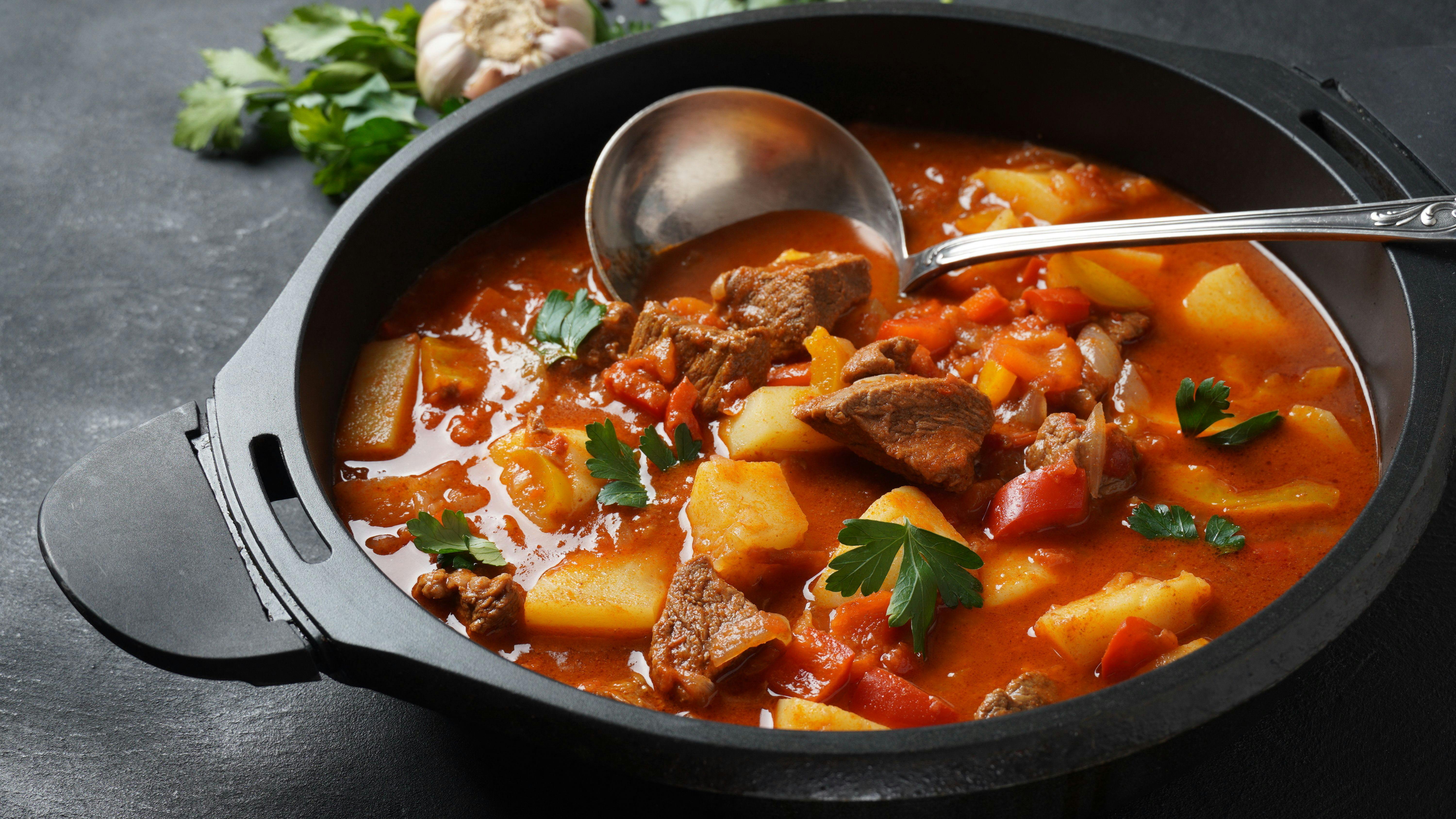 Rezept für Omas Kesselgulasch ungarische Art: Leckerer Ost-Eintopf!