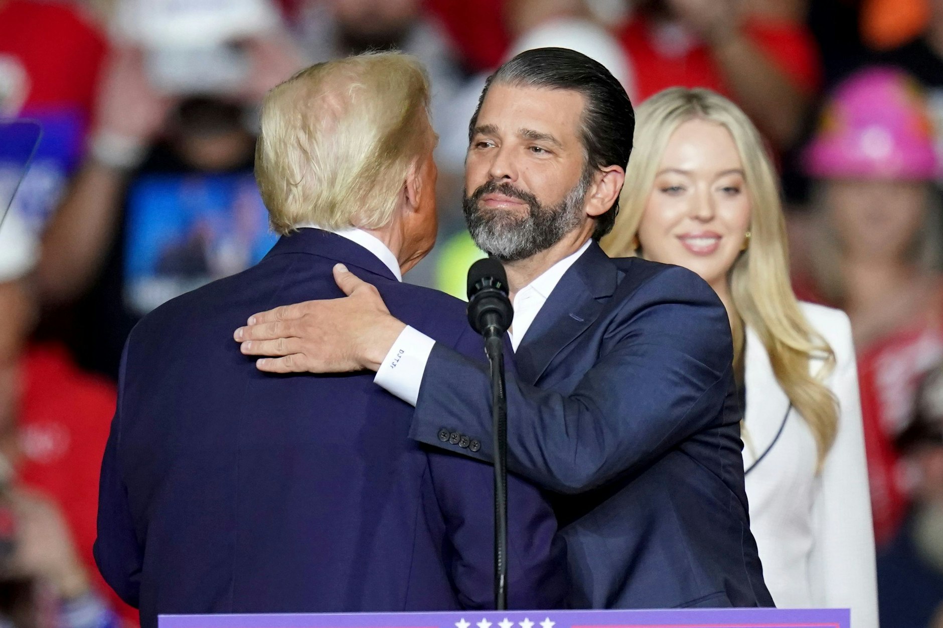 Donald Trump umarmt seinen Sohn Donald Trump Jr. bei einer Wahlkampfveranstaltung.