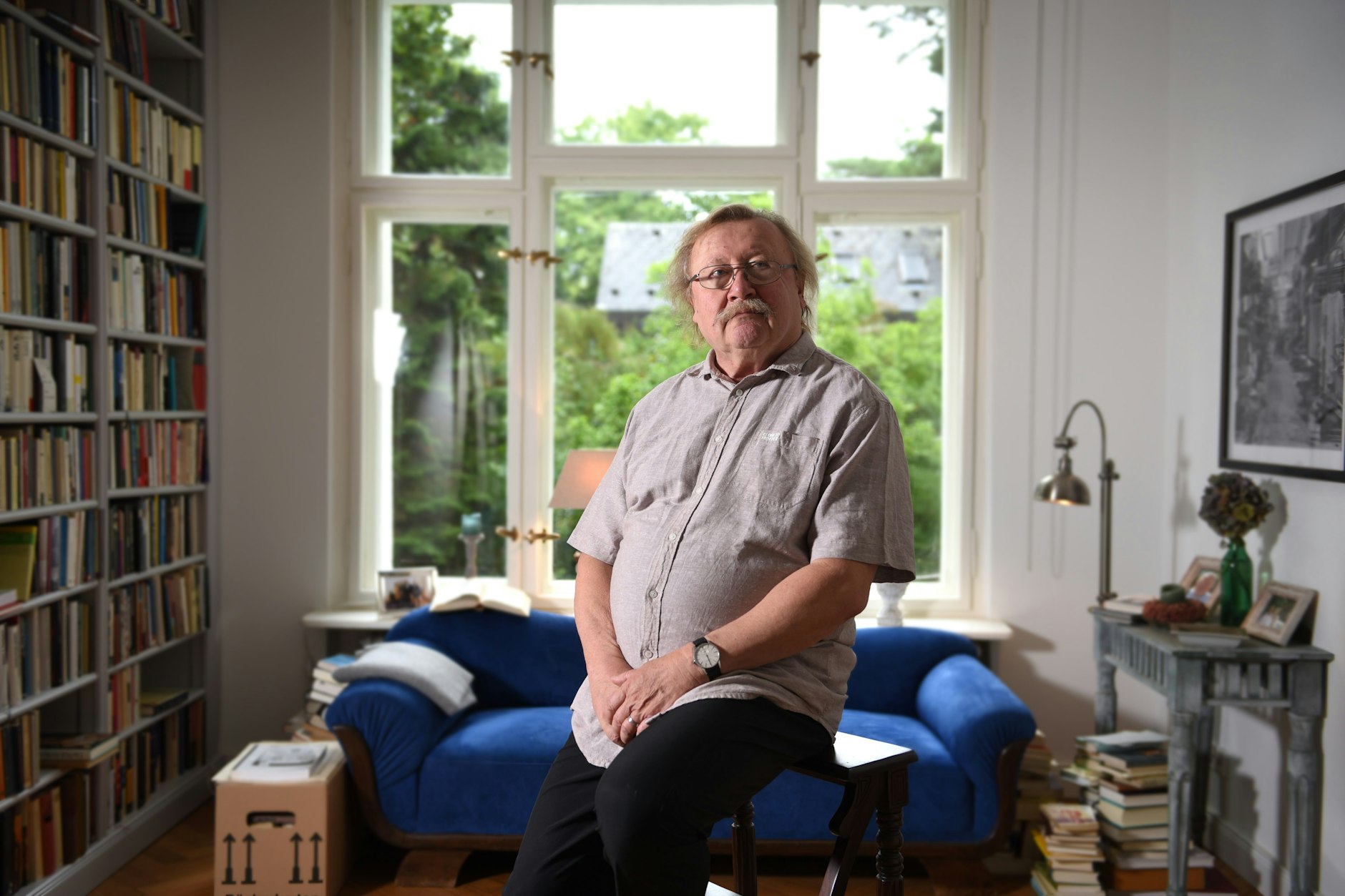 Peter Sloterdijk zu Hause mit seinen Büchern.