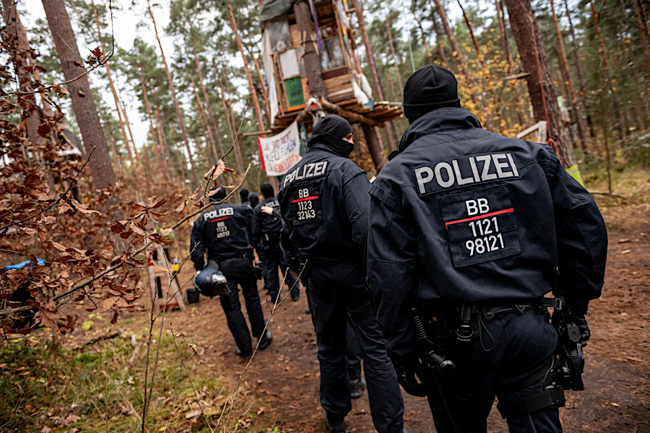 Die Polizei hat das Tesla-Protestcamp abgesperrt. Die Polizei geht wegen einer geplanten Kampfmittel-Suche nahe der Tesla-Autofabrik in Grünheide bei Berlin gegen Waldbesetzer vor.