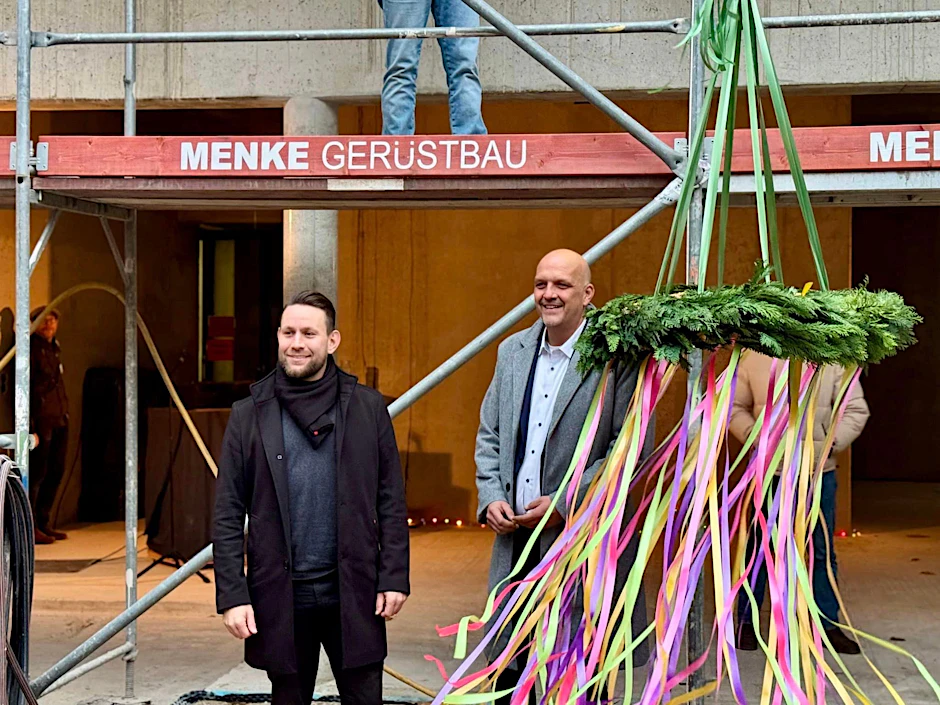Der Dachstuhl des neuen Anbaus für das Olof-Palme-Zentrum wurde fertiggestellt.