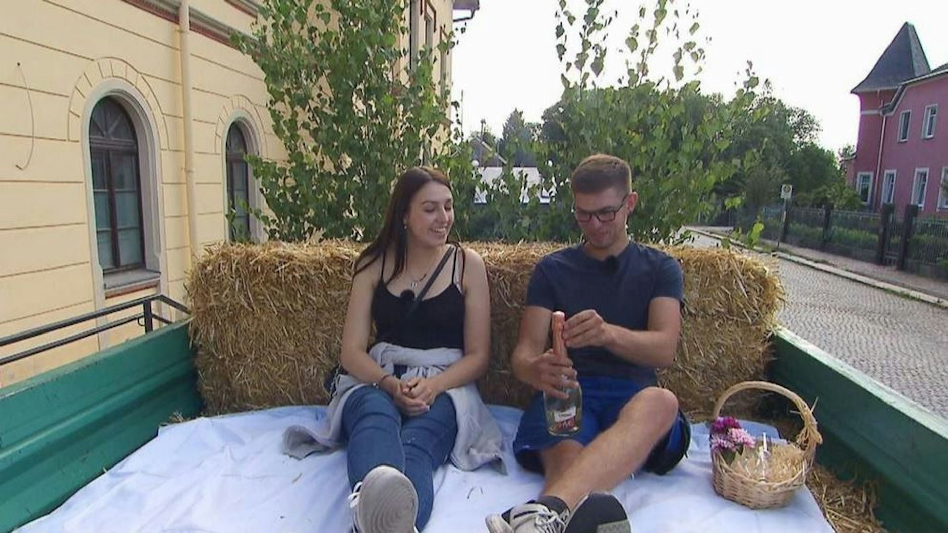 „Bauer sucht Frau“-Kandidat Paul aus Sachsen holte seine Hofdame Sarah mit Sekt und geschmücktem Traktor ab. 