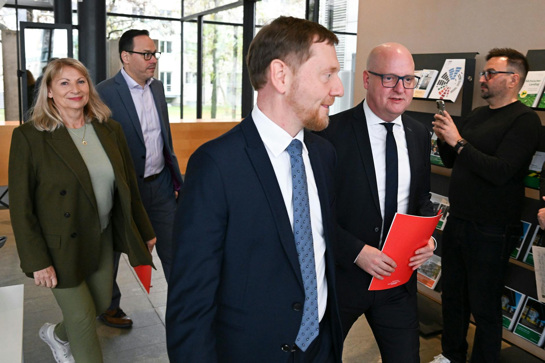 Ministerpräsident Michael Kretschmer mit Vertretern von SPD.