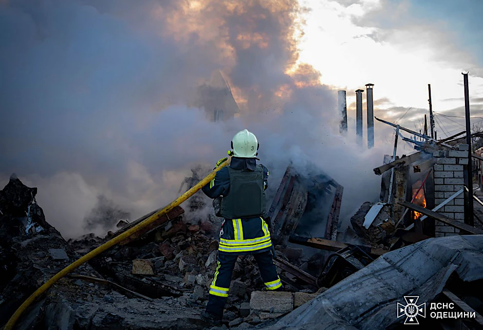 Auf diesem vom ukrainischen Notdienst zur Verfügung gestellten Foto löschen Feuerwehrleute das Feuer nach einem russischen Raketenangriff in der Region Odessa am Sonntag.