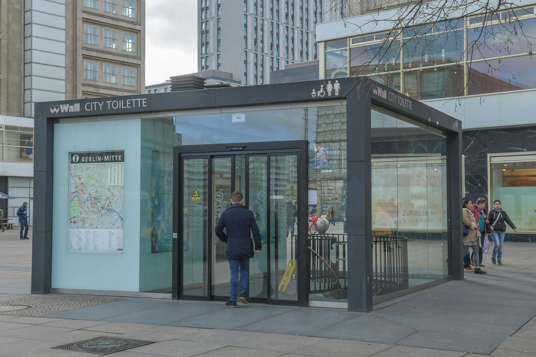 Da steht sie am Alex, die meistbenutzte Toilette von Berlin.