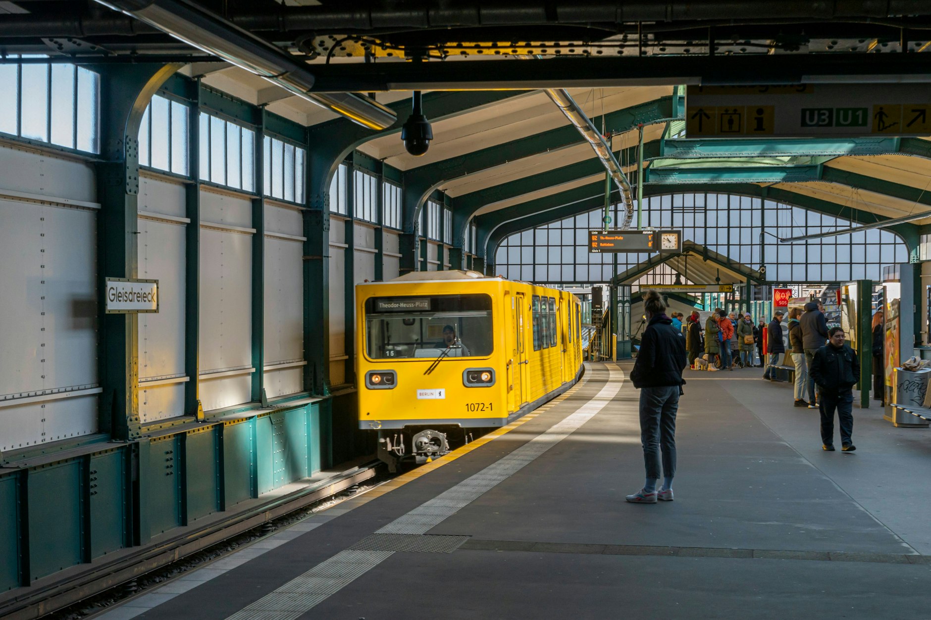 Unterwegs mit der BVG in Berlin: Eine U-Bahn der Linie U2 fährt in den Bahnhof Gleisdreieck ein. Seit Juli können die Fahrgäste das Berlin-Abo für 29 Euro im Monat nutzen – bald nicht mehr.