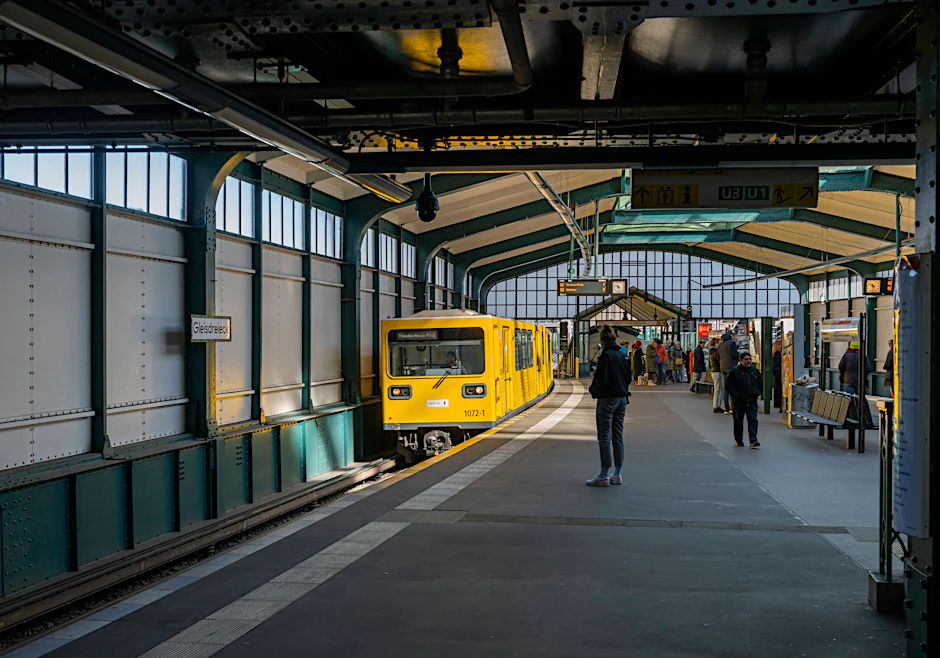 Unterwegs mit der BVG in Berlin: Eine U-Bahn der Linie U2 fährt in den Bahnhof Gleisdreieck ein. Seit Juli können die Fahrgäste das Berlin-Abo für 29 Euro im Monat nutzen – bald nicht mehr.