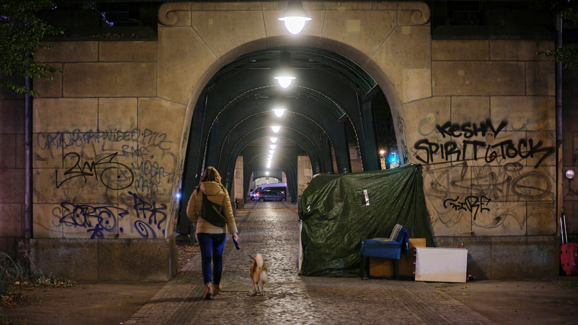 Auch unter dem Magistratsschirm, dem U2-Viadukt in der Schönhauser Allee, kampieren Obdachlose.