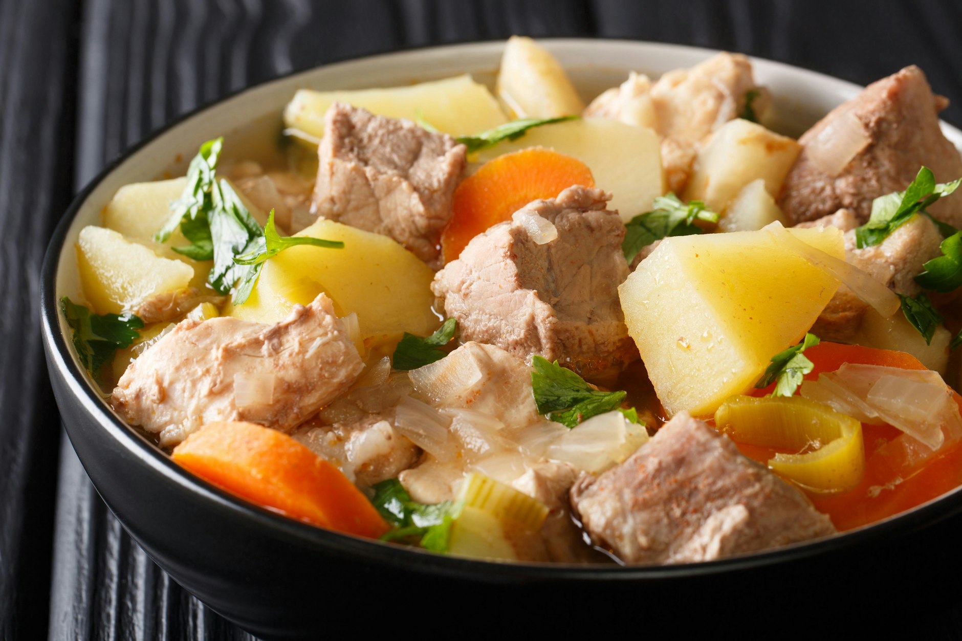 Deftig, lecker und perfekt für kalte Tage: der Pichelsteiner Eintopf. 