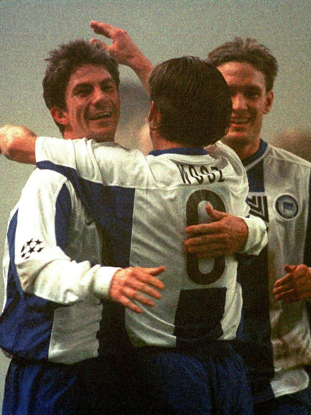 Torschütze Kai Michalke (l.) wird von Dariusz Wosz und Andreas Schmidt (r.) gefeiert.