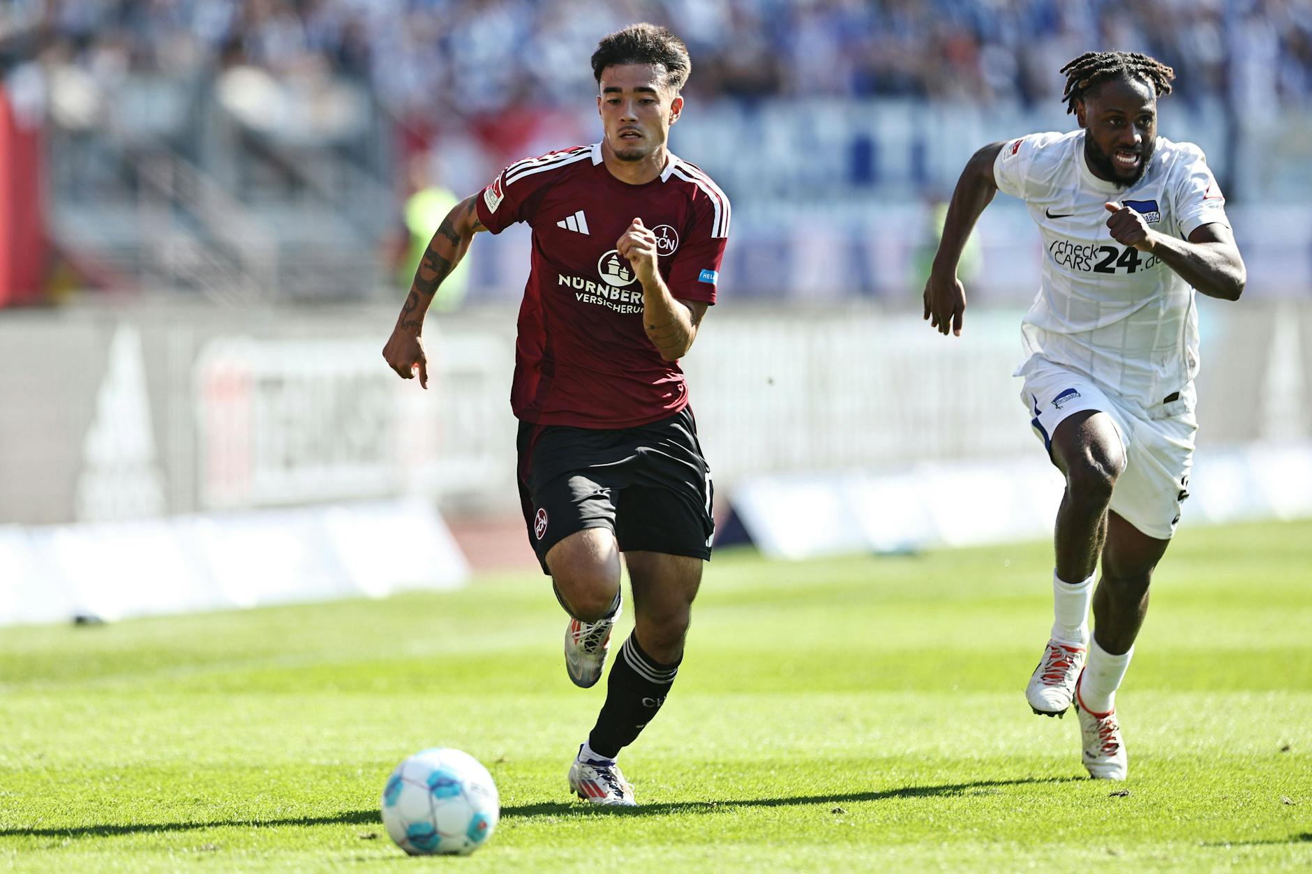 Nürnbergs Jens Castrop (21), hier im Duell mit Deyo Zeefuik von Hertha BSC, soll auf dem Einkaufszettel des 1. FC Union stehen.