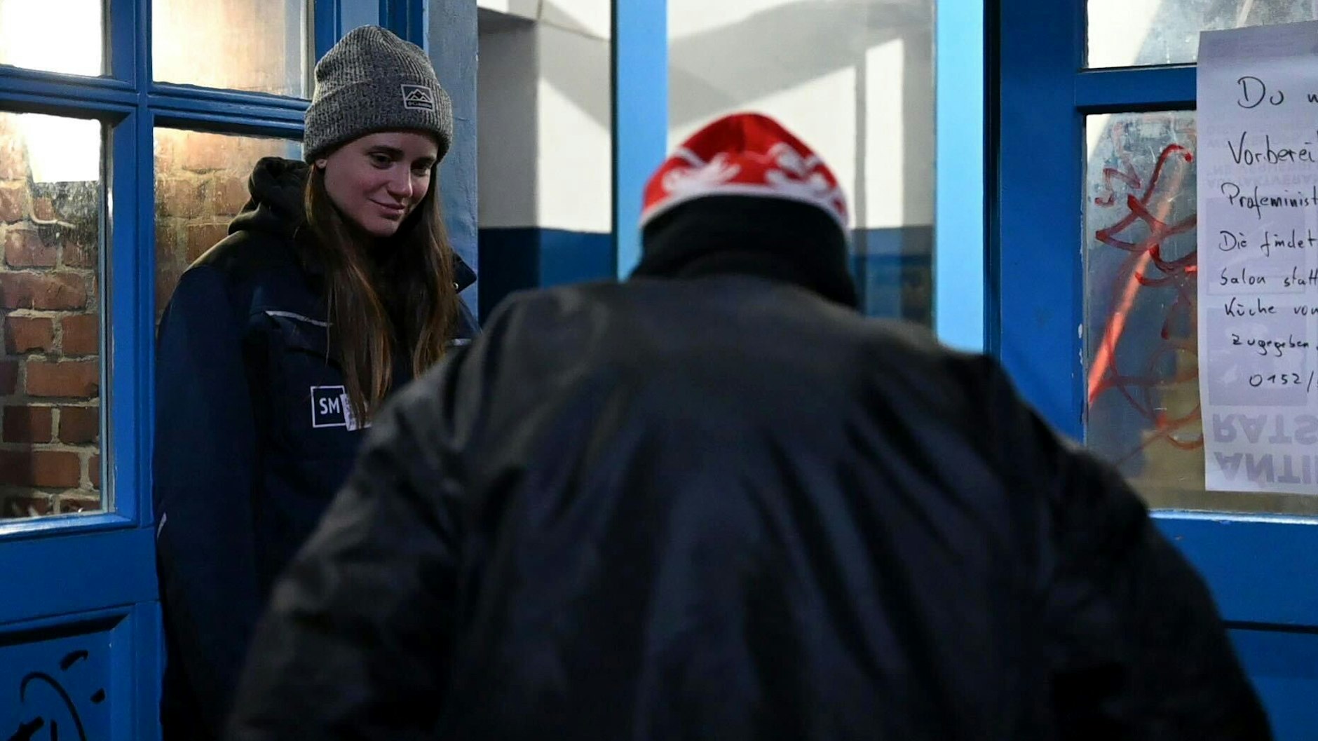 Franzi begleitet einen Obdachlosen in eine Notunterkunft.