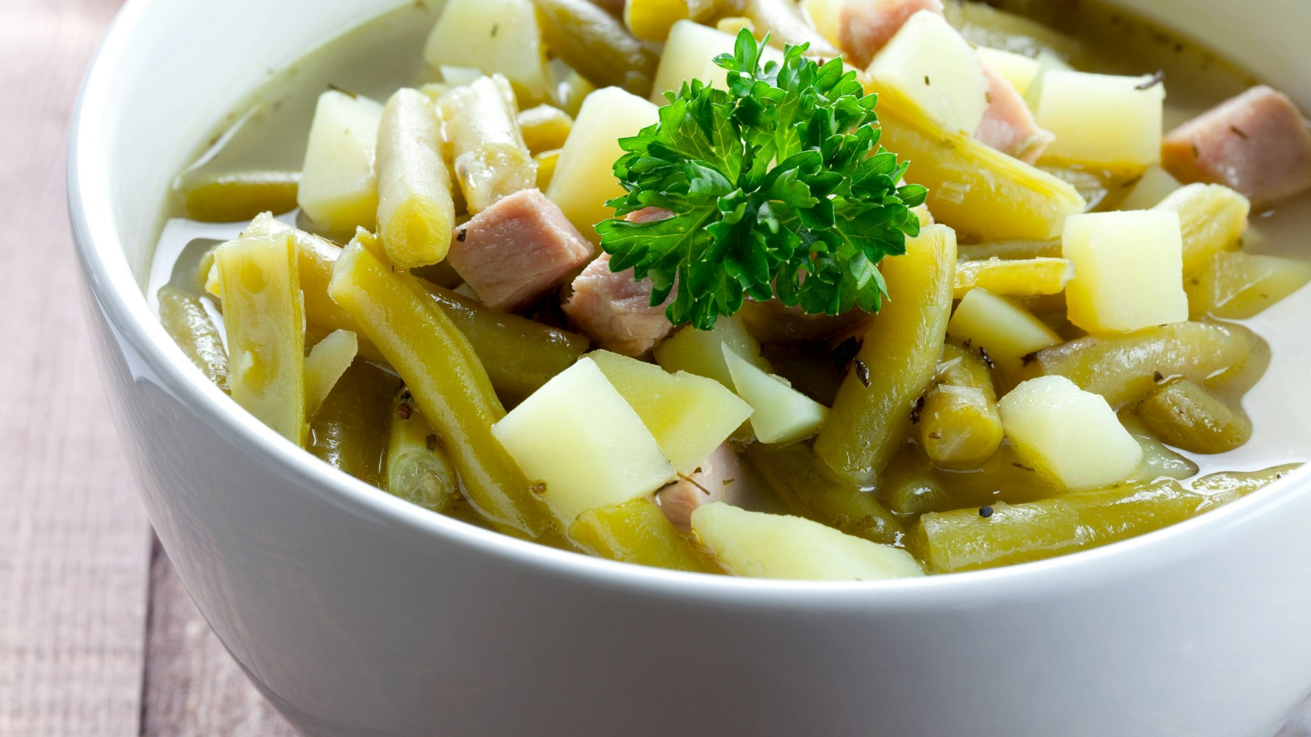 Bohneneintopf wird meist mit Fleisch zubereitet - doch auch mit Bockwurst schmeckt das Süppchen nach unserem Rezept klasse.