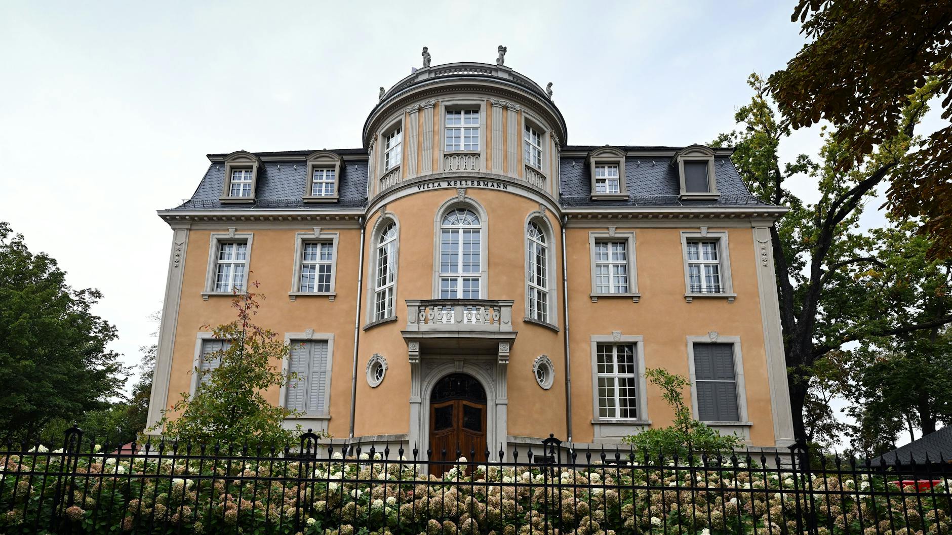 Die im Jahr 1914 erbaute Villa Kellermann am Heiligen See in der Potsdamer Mangerstraß - ab 1. Januar nimmt das neue Tomasa-Restaurant unter dem Namen „Höfts“ seinen regulären Betrieb auf.